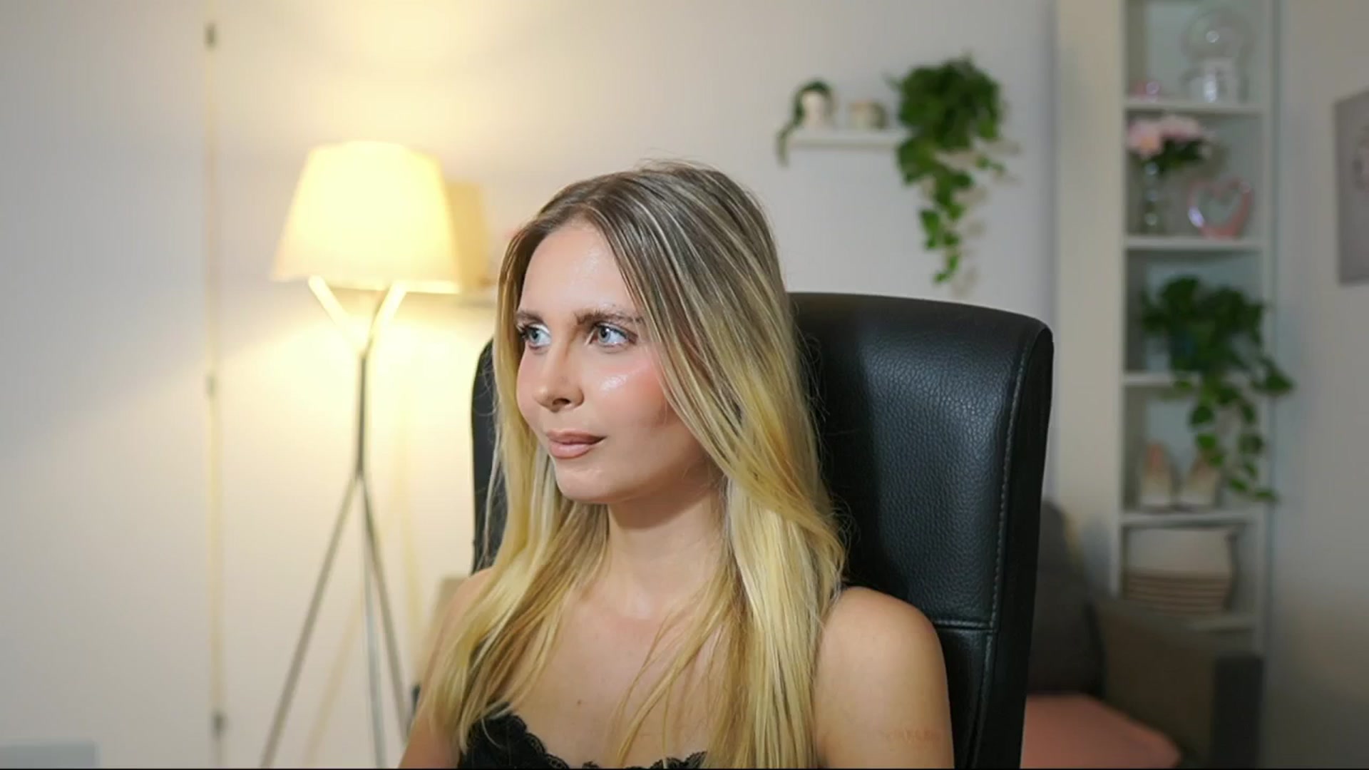 Gallery image thumbnail from Catecrago_'s myfreecams stream on, 09/11/2025, 16:21 image 7 of 20
