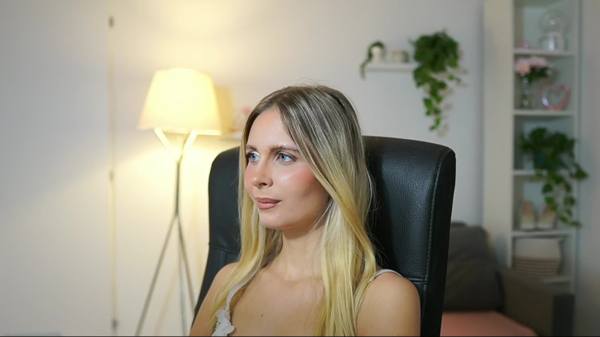 Gallery image thumbnail from Catecrago_'s myfreecams stream on, 09/12/2025, 11:15 image 10 of 20