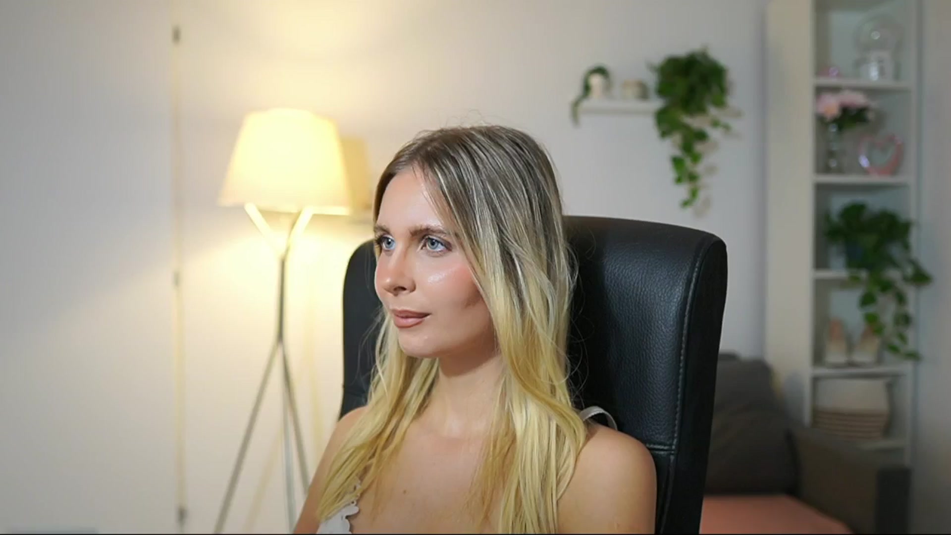 Gallery image thumbnail from Catecrago_'s myfreecams stream on, 09/12/2025, 12:07 image 16 of 20