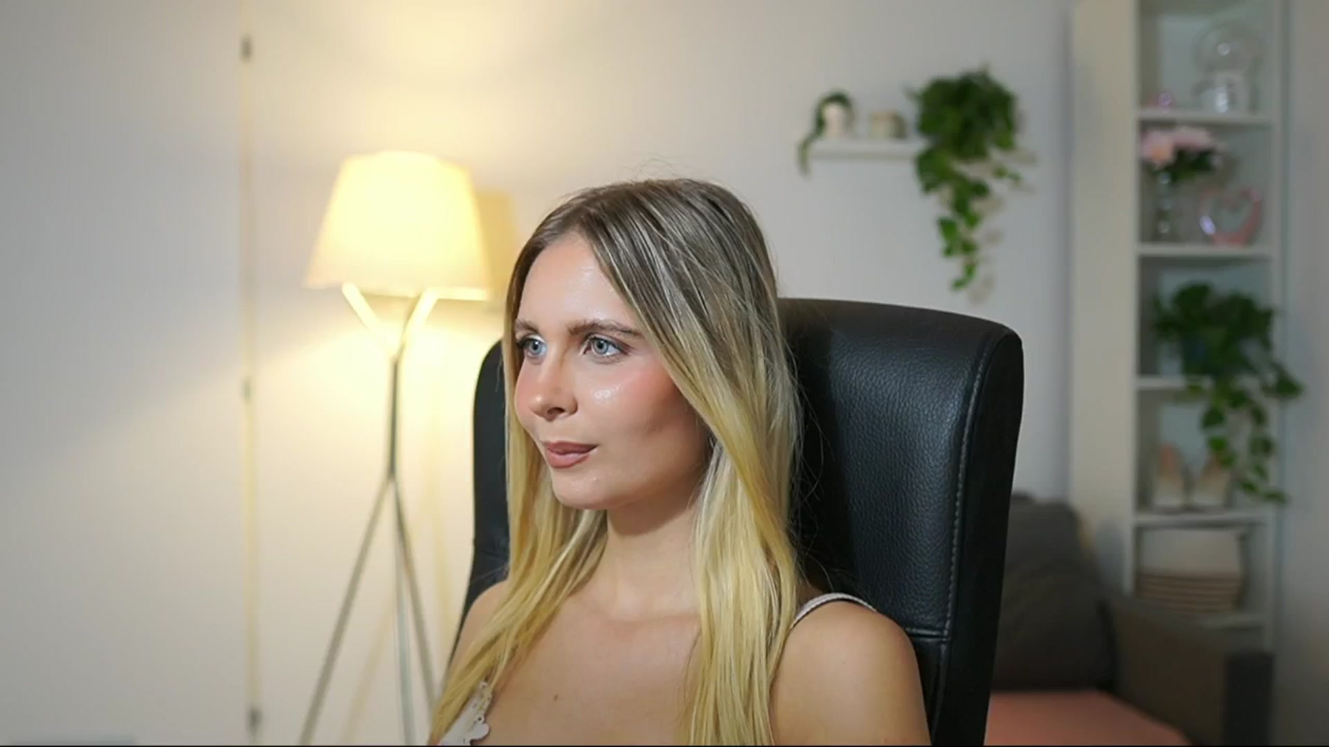 Gallery image thumbnail from Catecrago_'s myfreecams stream on, 09/12/2025, 13:13 image 16 of 20