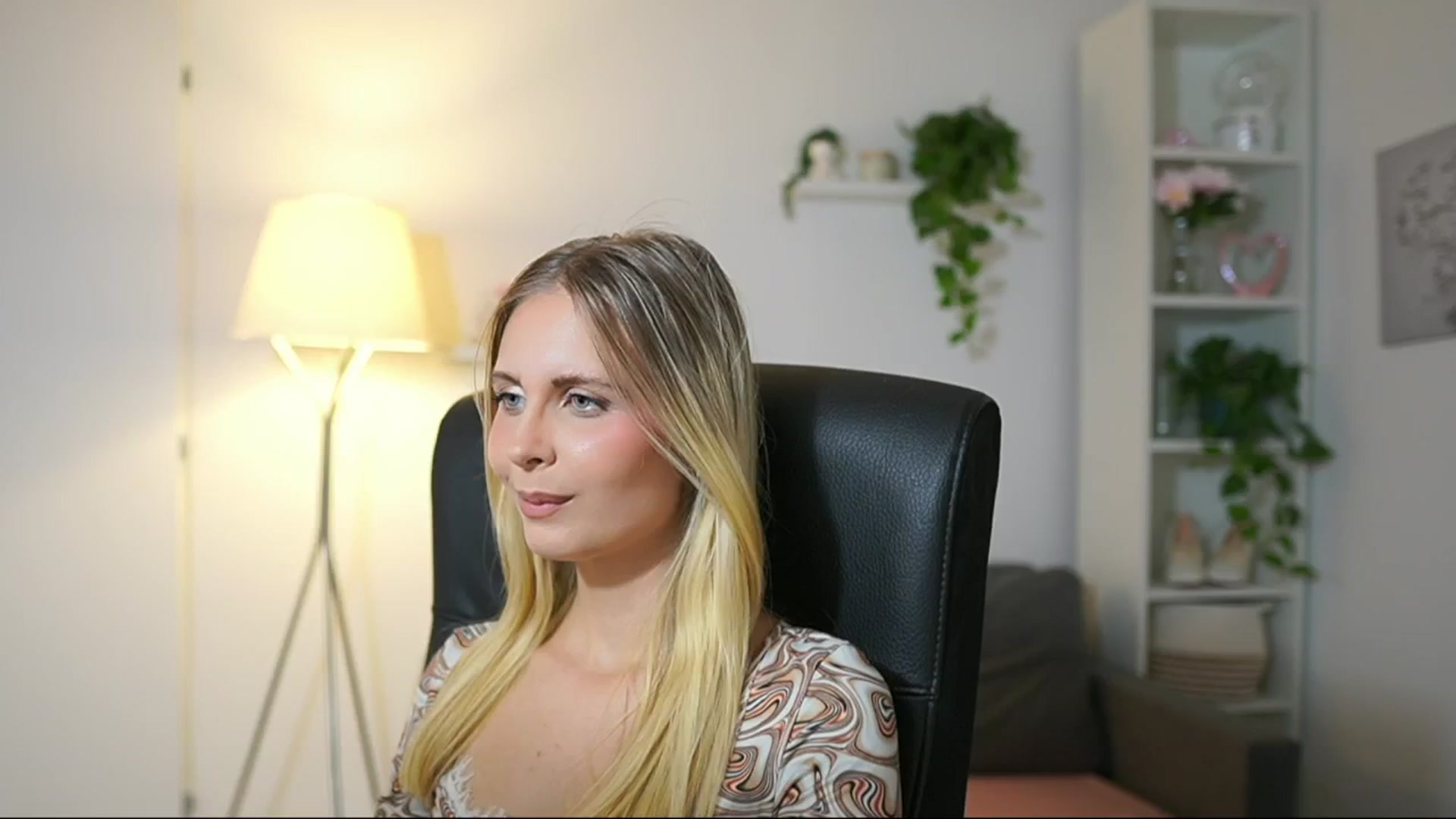 Gallery image thumbnail from Catecrago_'s myfreecams stream on, 09/15/2025, 17:25 image 15 of 20