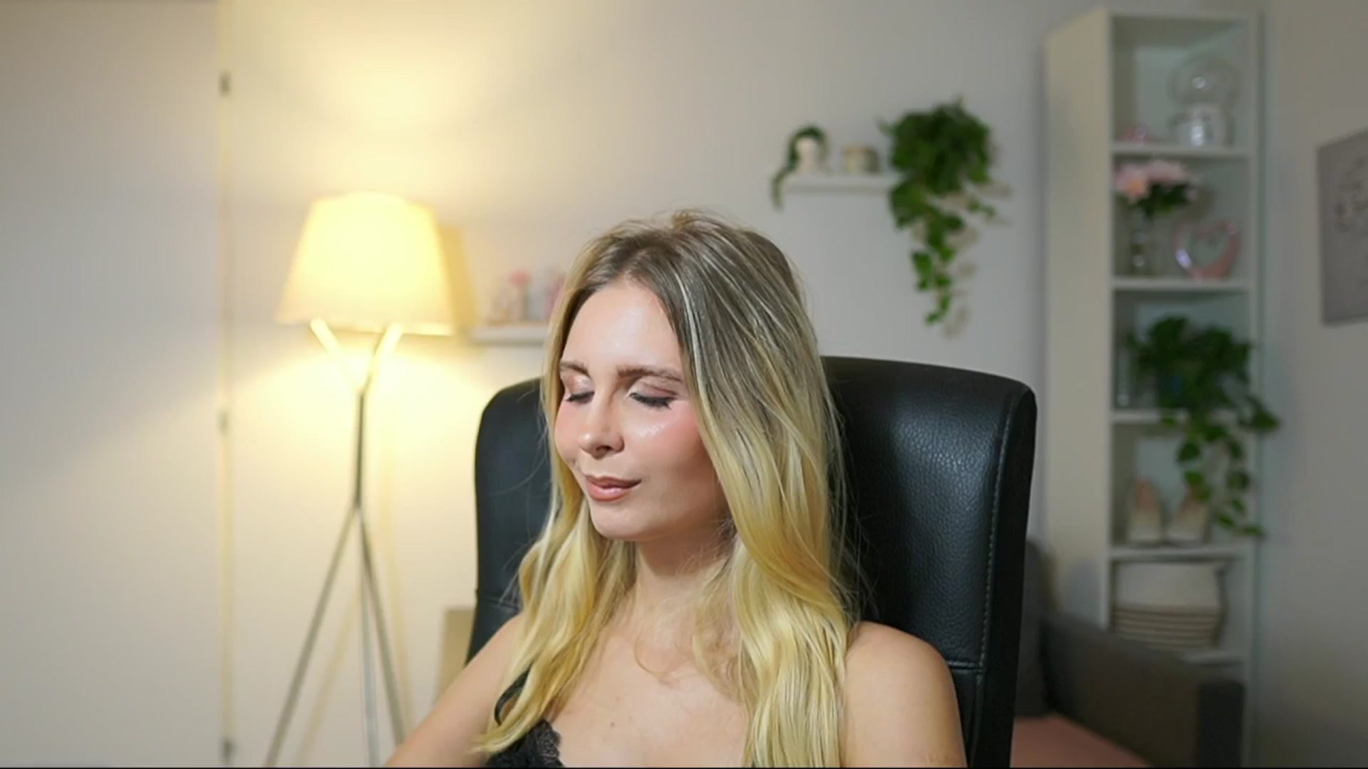 Gallery image thumbnail from Catecrago_'s myfreecams stream on, 09/16/2025, 15:44 image 10 of 20