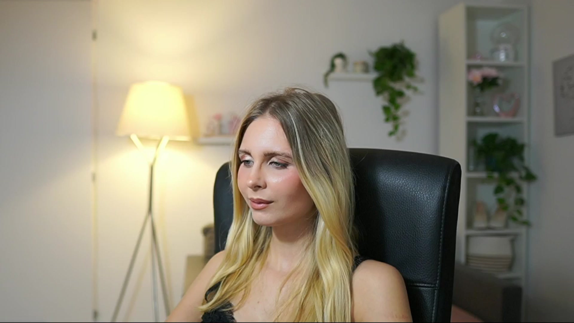 Gallery image thumbnail from Catecrago_'s myfreecams stream on, 09/16/2025, 15:44 image 15 of 20