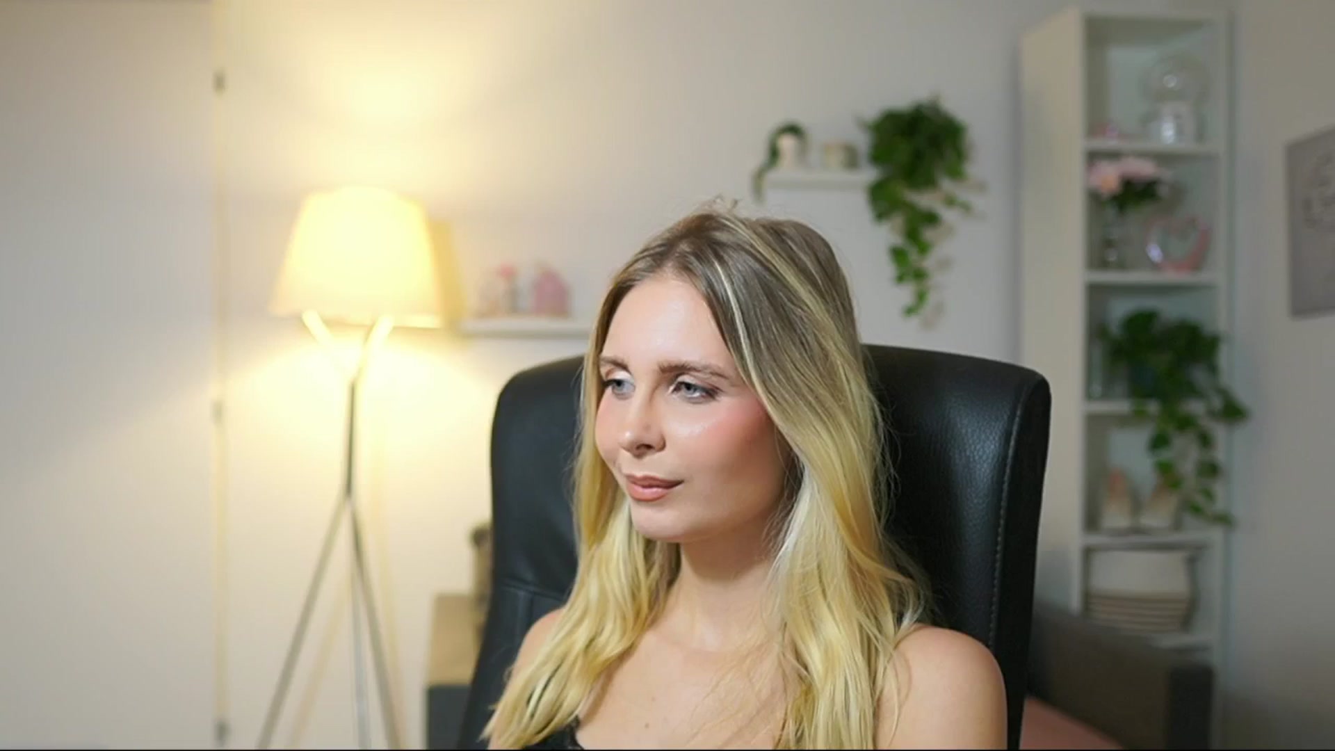 Gallery image thumbnail from Catecrago_'s myfreecams stream on, 09/16/2025, 15:44 image 5 of 20