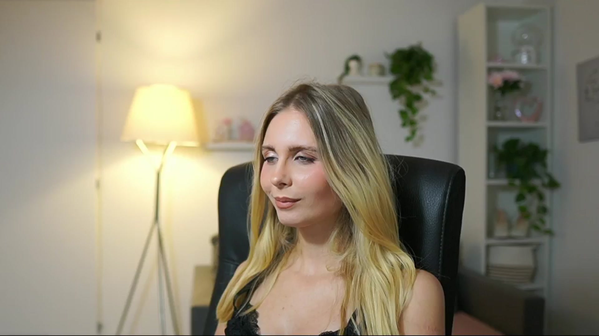 Gallery image thumbnail from Catecrago_'s myfreecams stream on, 09/16/2025, 15:44 image 8 of 20