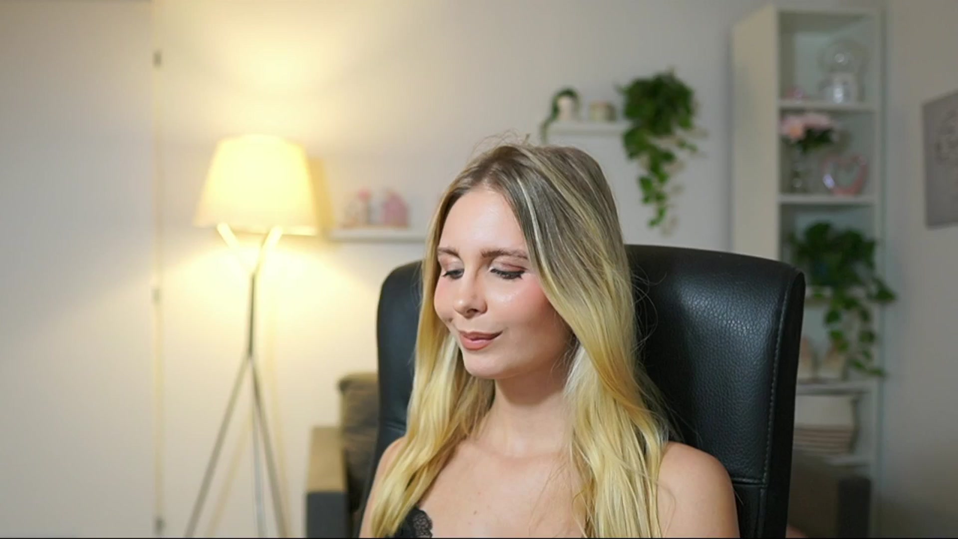 Gallery image thumbnail from Catecrago_'s myfreecams stream on, 09/16/2025, 15:44 image 7 of 20