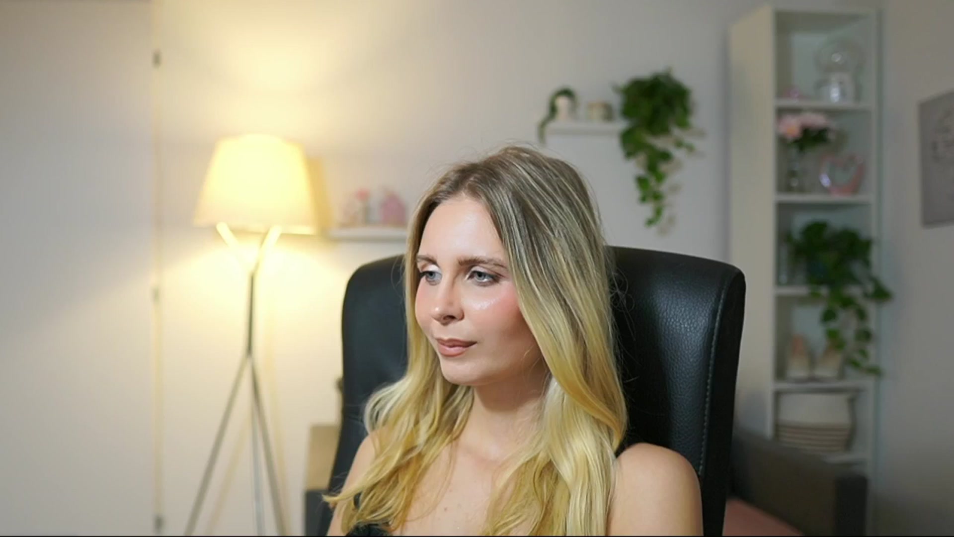 Gallery image thumbnail from Catecrago_'s myfreecams stream on, 09/16/2025, 16:54 image 12 of 20