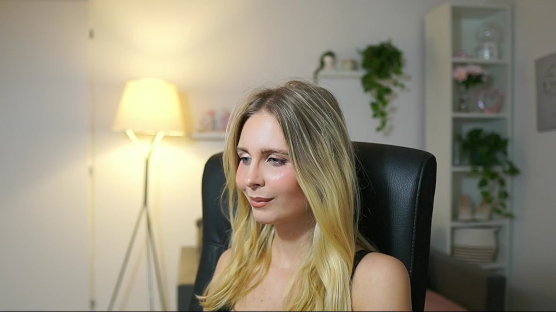 Gallery image thumbnail from Catecrago_'s myfreecams stream on, 09/16/2025, 16:54 image 7 of 20