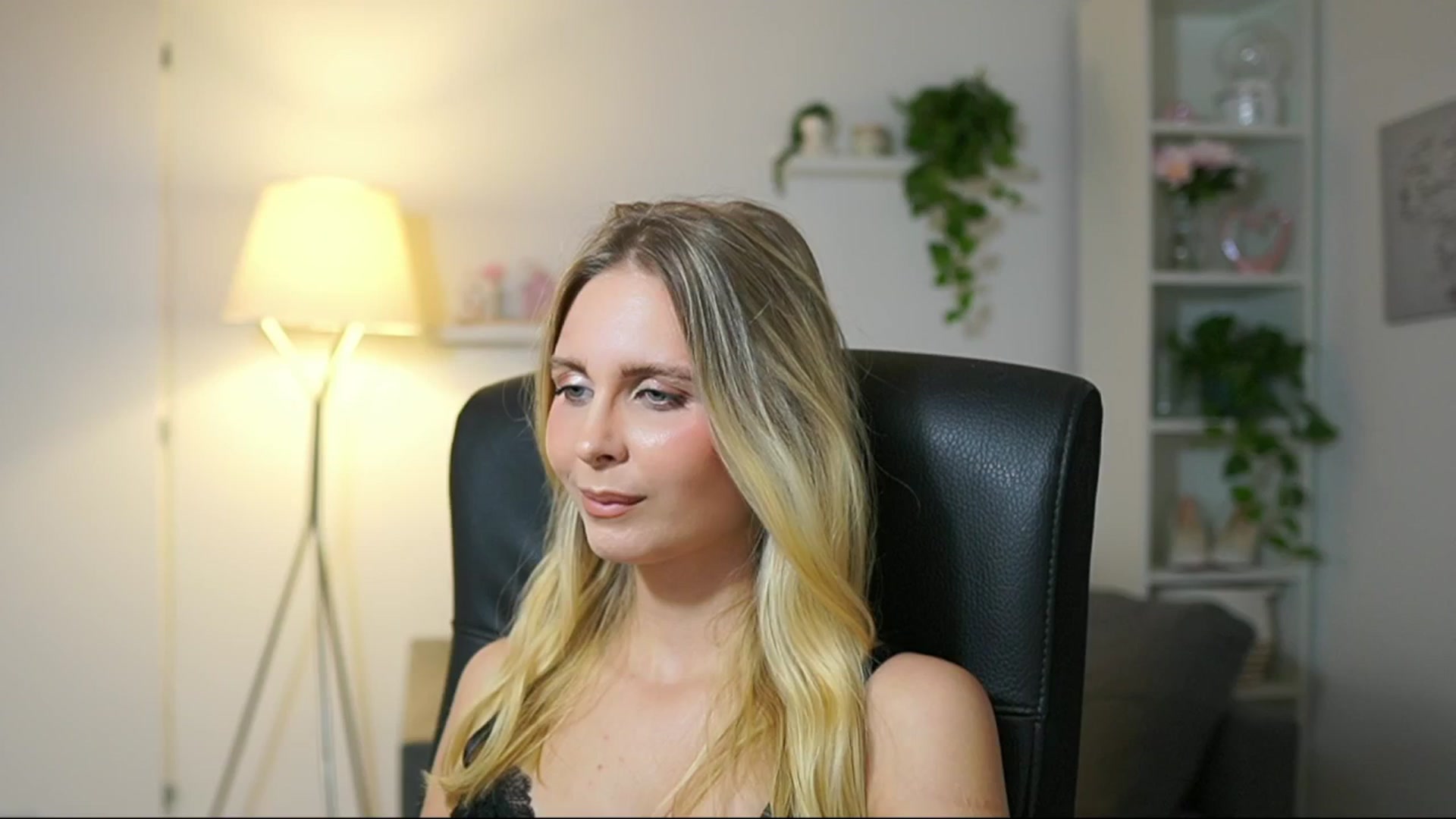 Gallery image thumbnail from Catecrago_'s myfreecams stream on, 09/16/2025, 18:48 image 3 of 20