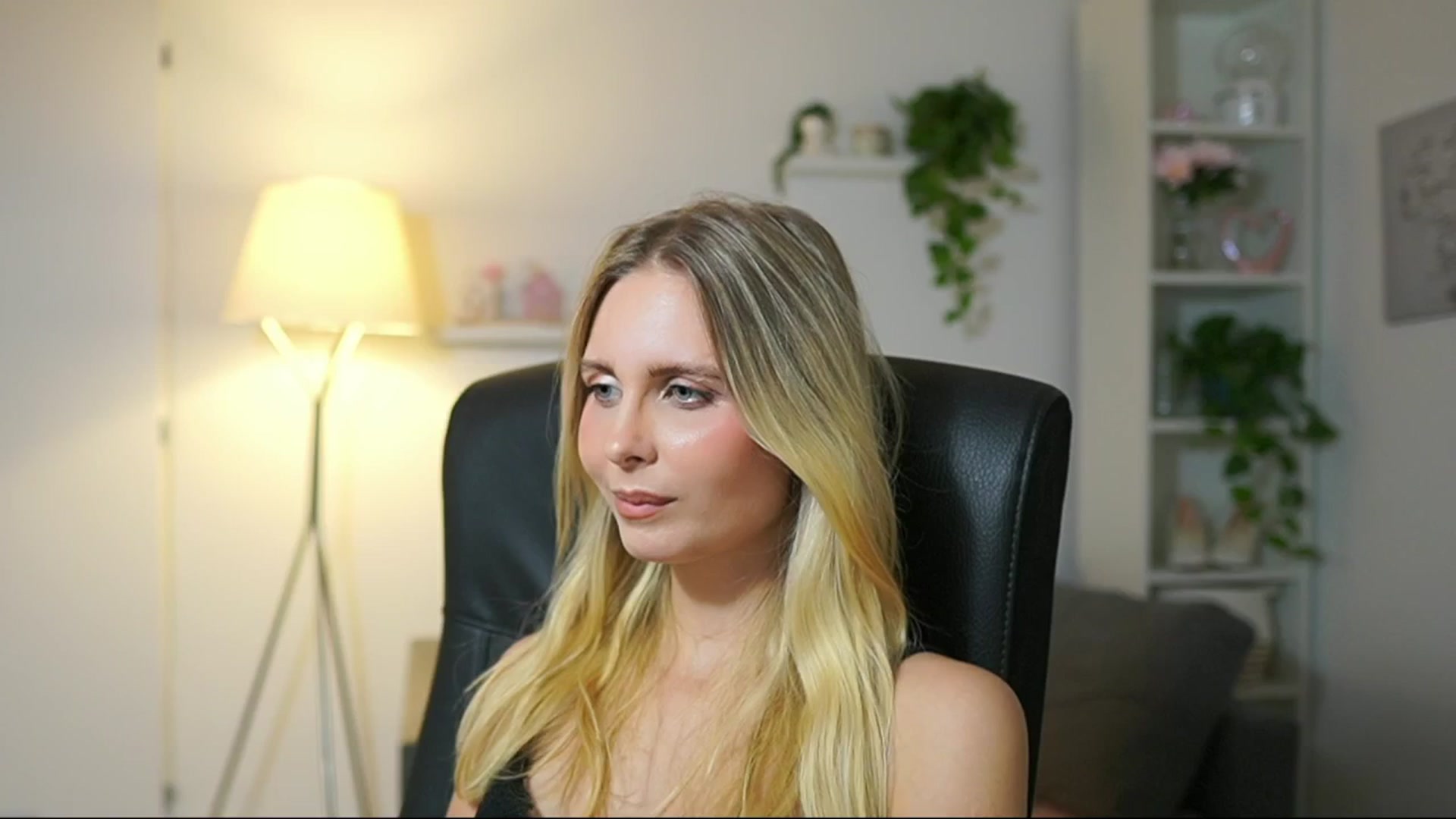 Gallery image thumbnail from Catecrago_'s myfreecams stream on, 09/16/2025, 18:48 image 17 of 20