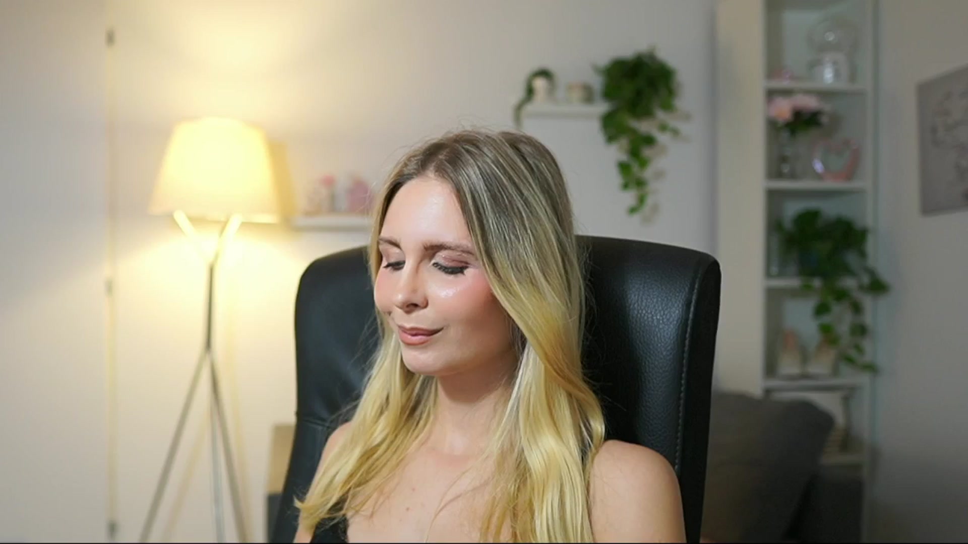 Gallery image thumbnail from Catecrago_'s myfreecams stream on, 09/16/2025, 18:48 image 14 of 20