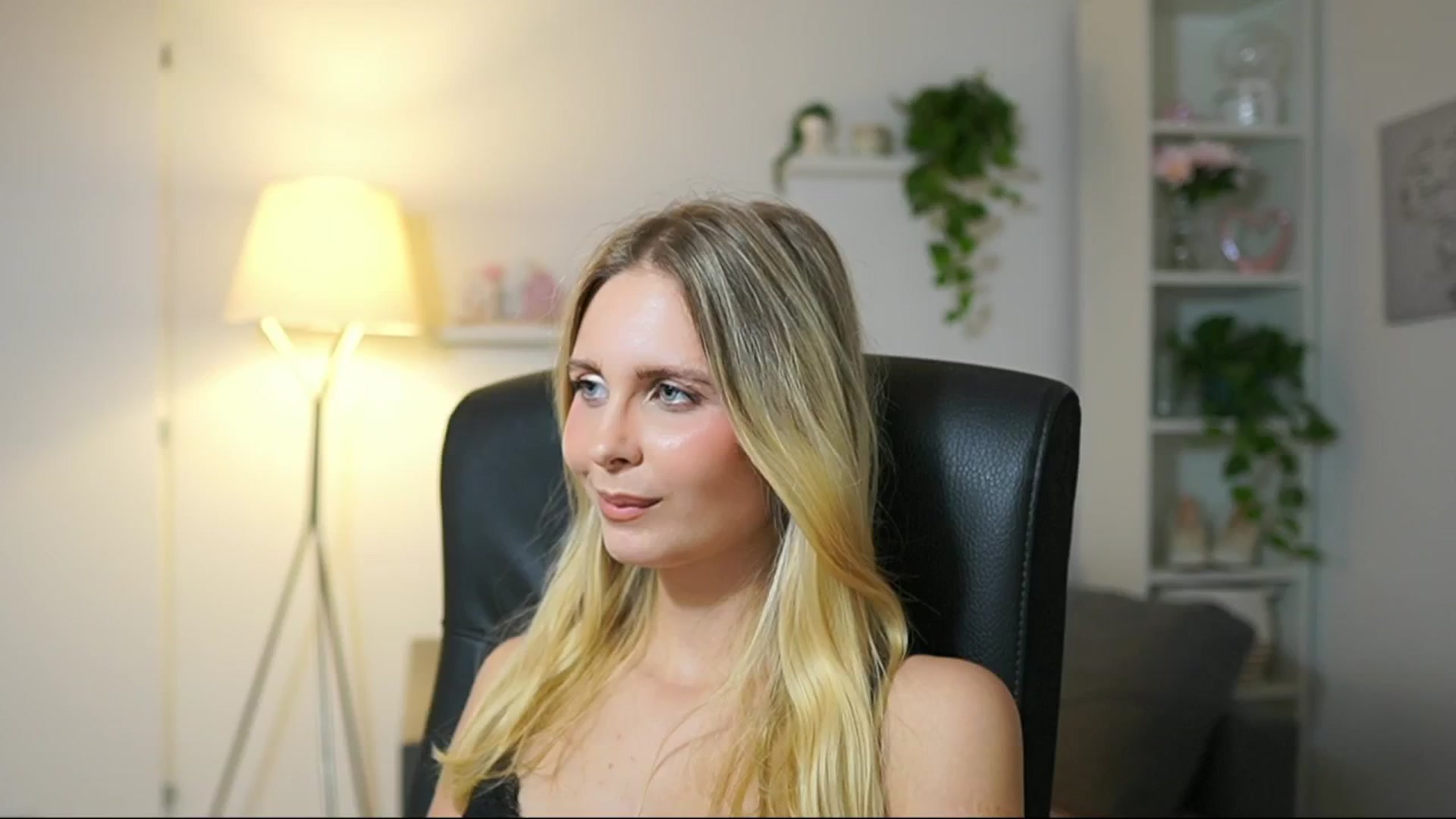 Gallery image thumbnail from Catecrago_'s myfreecams stream on, 09/16/2025, 18:48 image 15 of 20