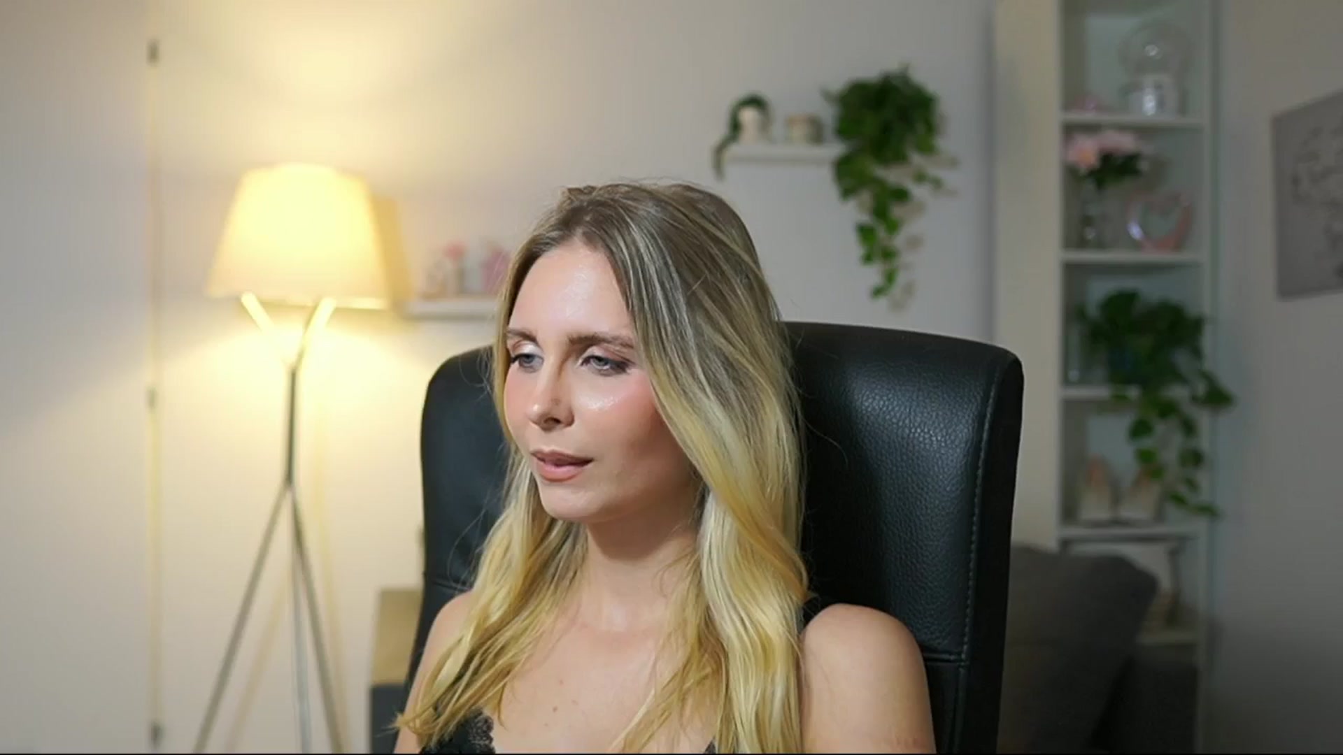 Gallery image thumbnail from Catecrago_'s myfreecams stream on, 09/16/2025, 18:48 image 2 of 20