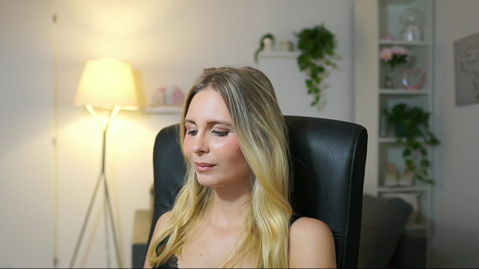 Gallery image thumbnail from Catecrago_'s myfreecams stream on, 09/16/2025, 18:48 image 7 of 20