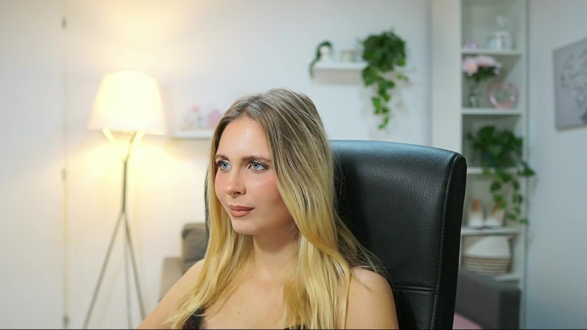 Gallery image thumbnail from Catecrago_'s myfreecams stream on, 09/17/2025, 09:43 image 18 of 20