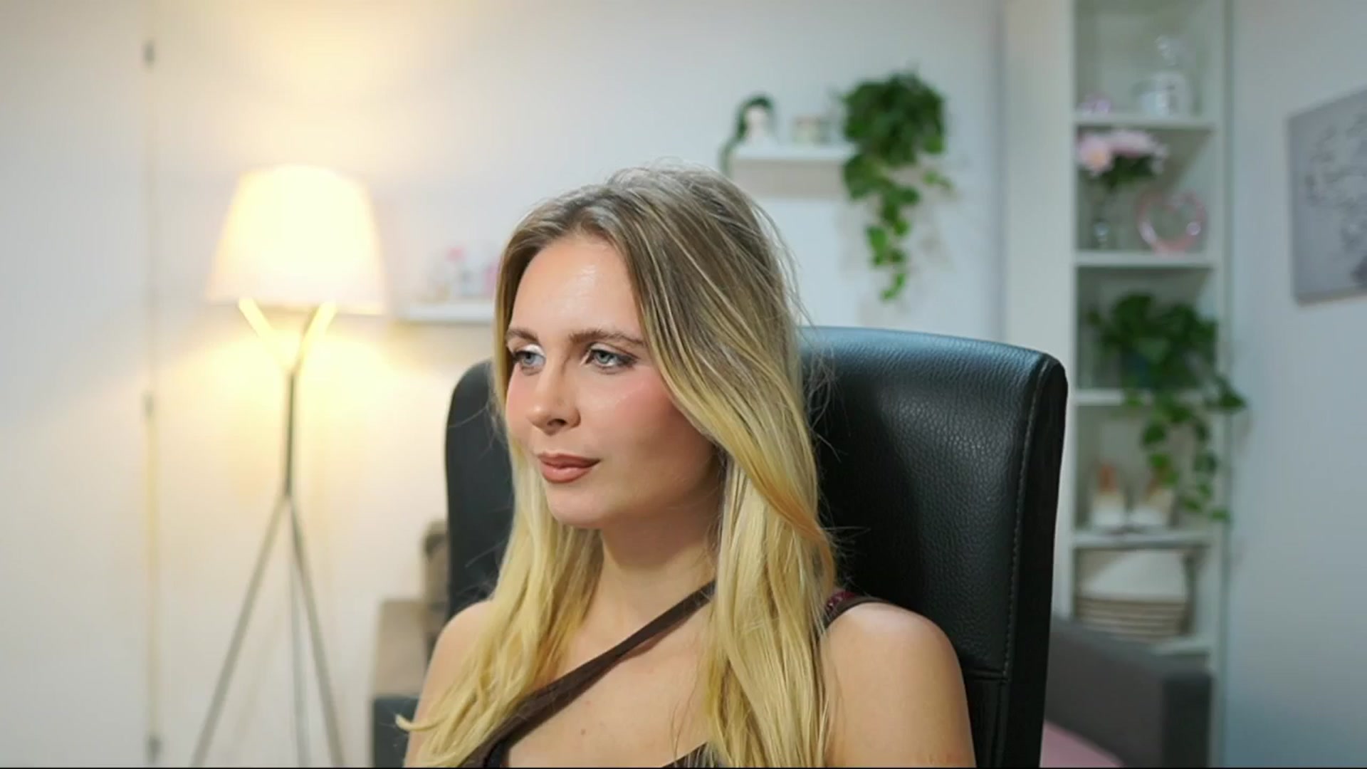 Gallery image thumbnail from Catecrago_'s myfreecams stream on, 09/17/2025, 09:43 image 3 of 20