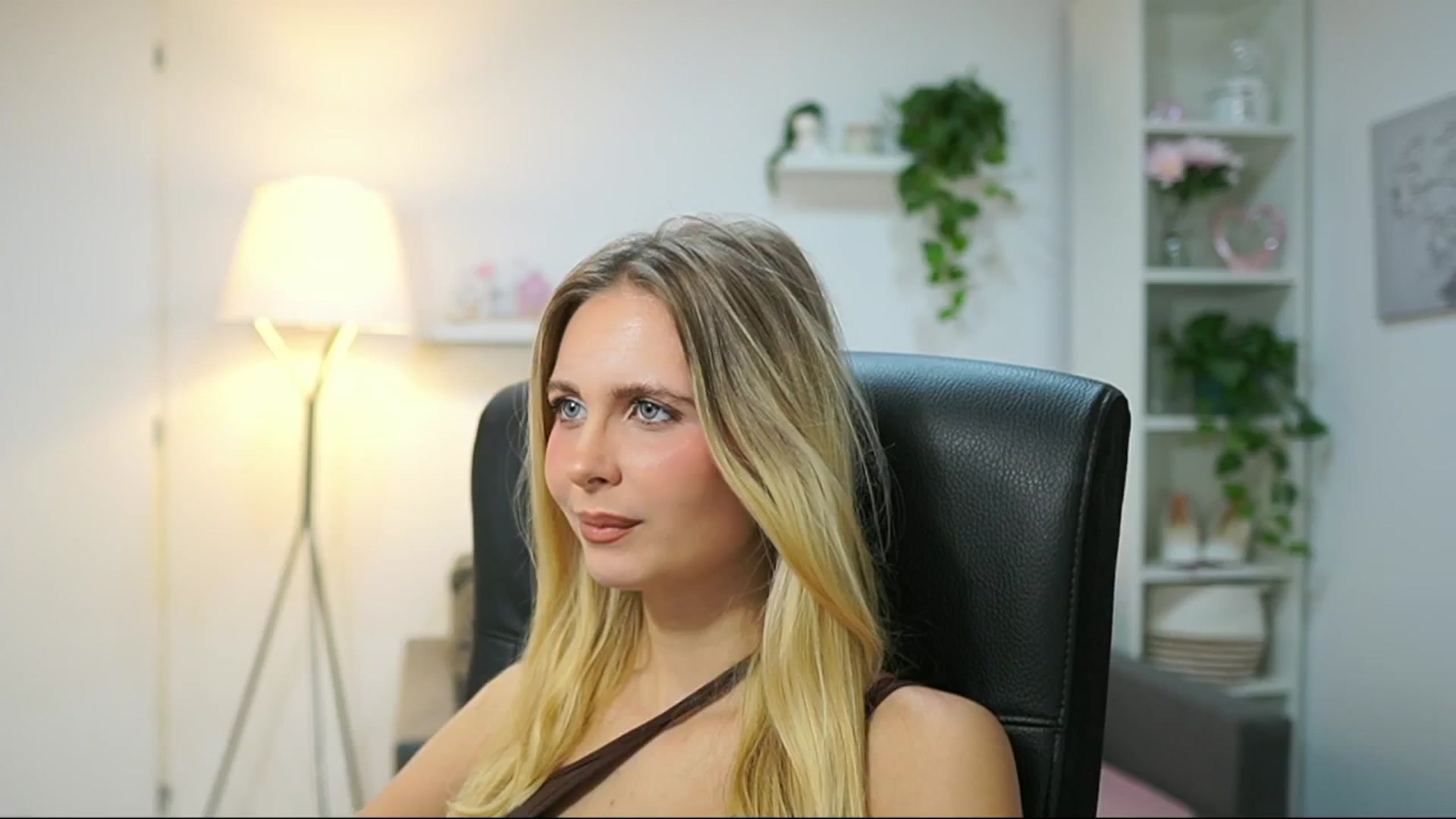 Gallery image thumbnail from Catecrago_'s myfreecams stream on, 09/17/2025, 09:43 image 8 of 20