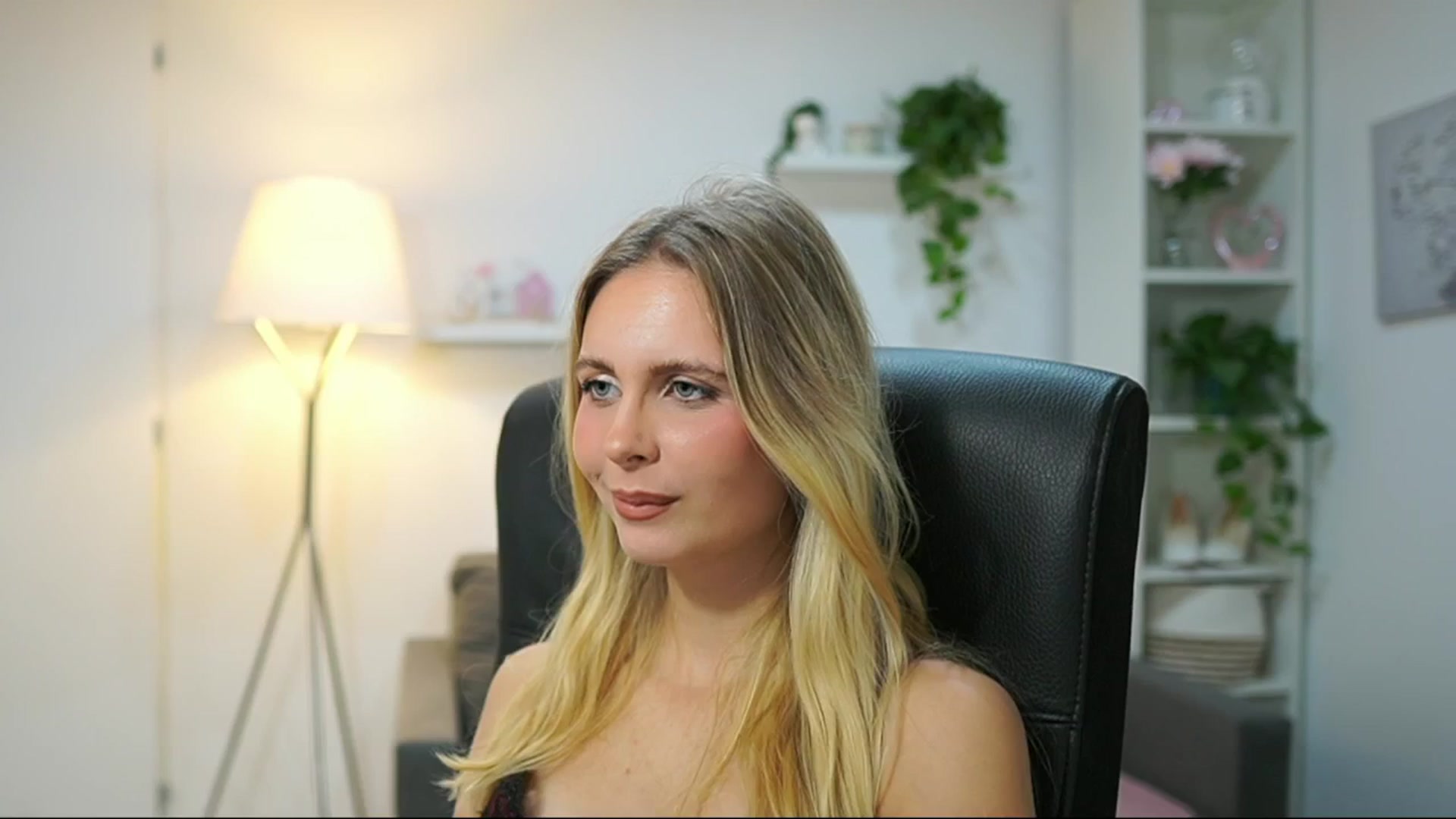 Gallery image thumbnail from Catecrago_'s myfreecams stream on, 09/17/2025, 09:43 image 12 of 20