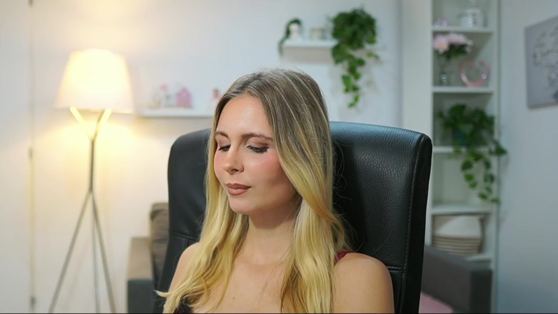 Gallery image thumbnail from Catecrago_'s myfreecams stream on, 09/17/2025, 12:30 image 17 of 20