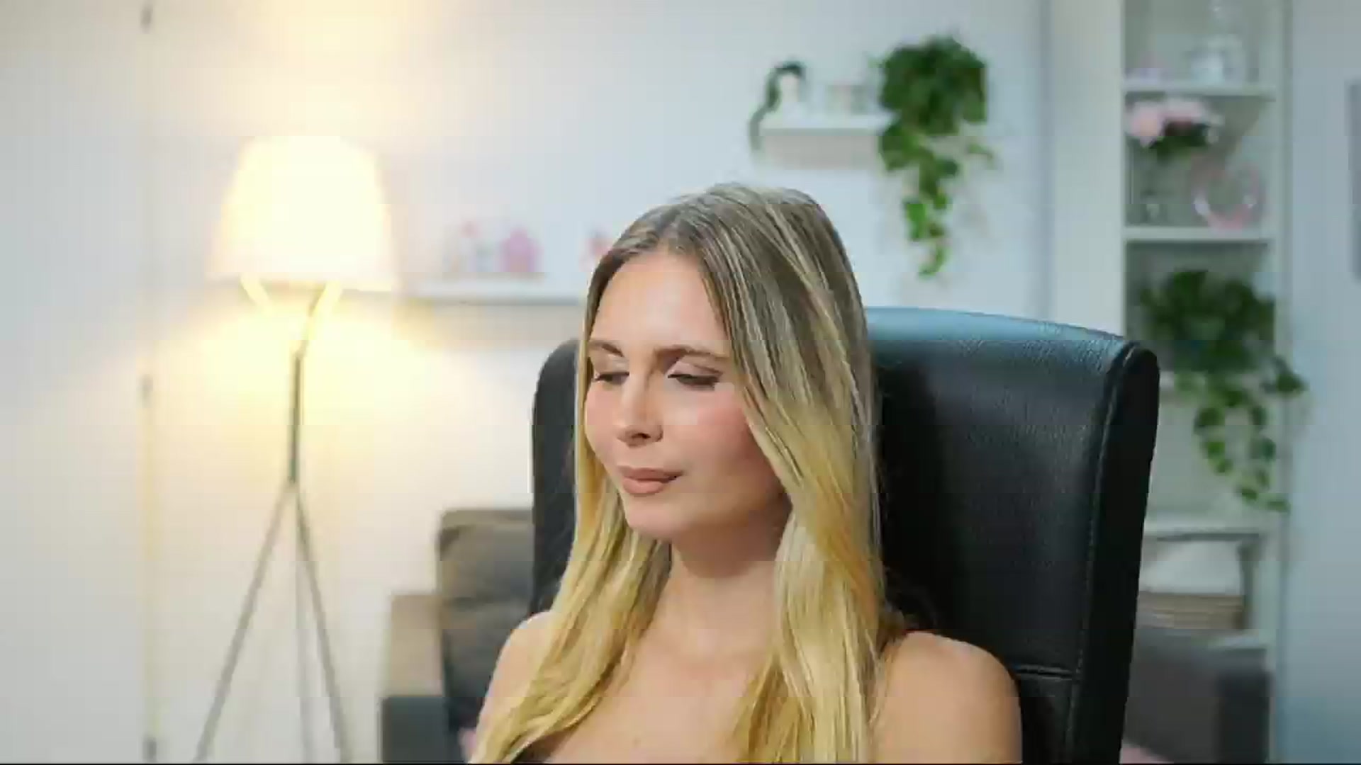Gallery image thumbnail from Catecrago_'s myfreecams stream on, 09/17/2025, 16:48 image 8 of 20