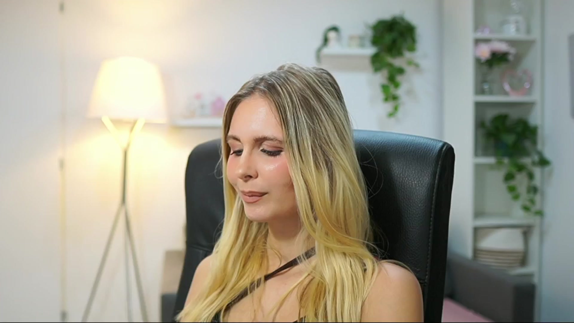 Gallery image thumbnail from Catecrago_'s myfreecams stream on, 09/17/2025, 17:41 image 9 of 20