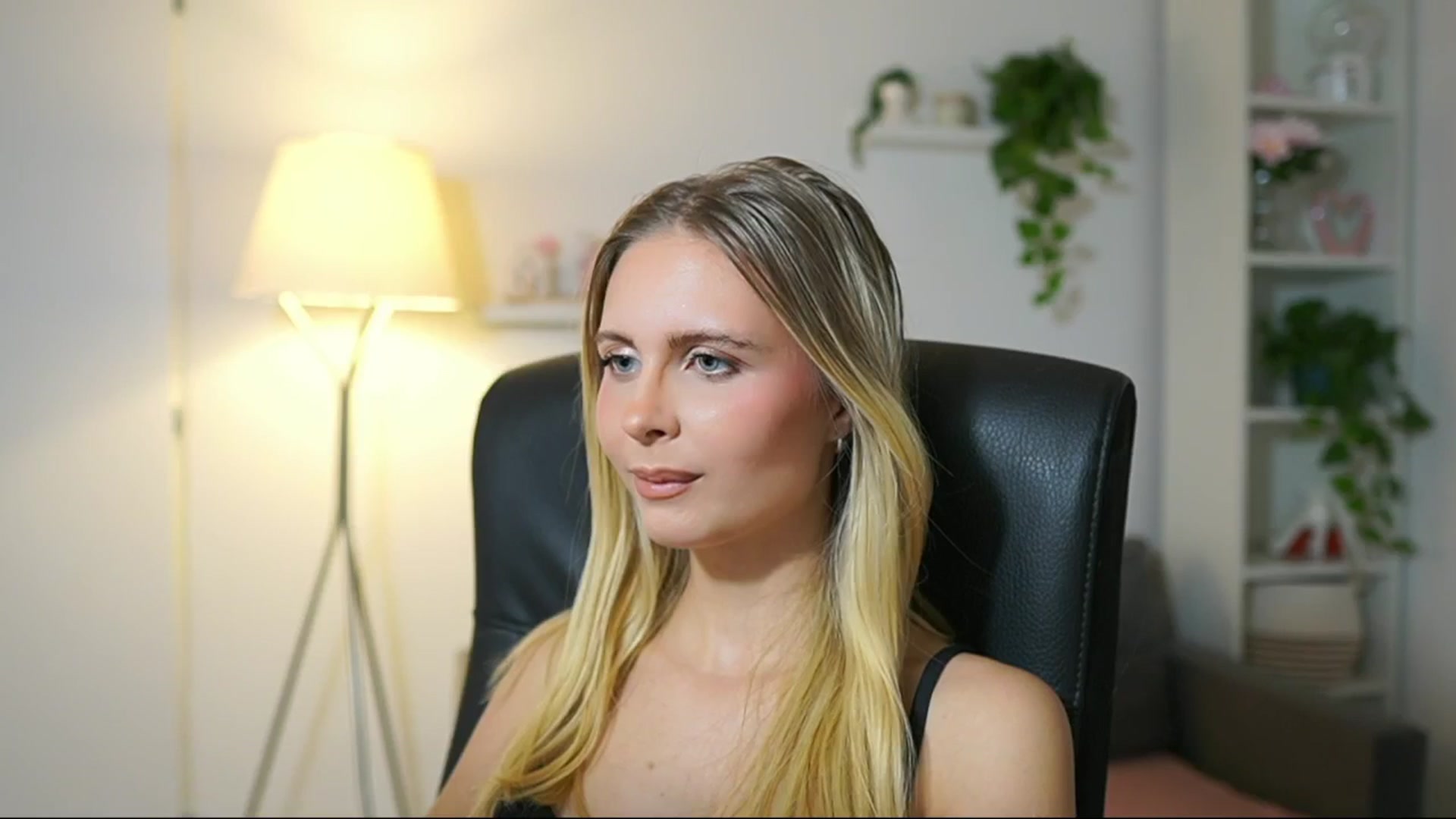 Gallery image thumbnail from Catecrago_'s myfreecams stream on, 09/23/2025, 11:55 image 19 of 20