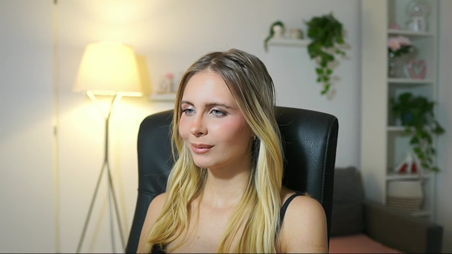 Gallery image thumbnail from Catecrago_'s myfreecams stream on, 09/23/2025, 11:55 image 11 of 20