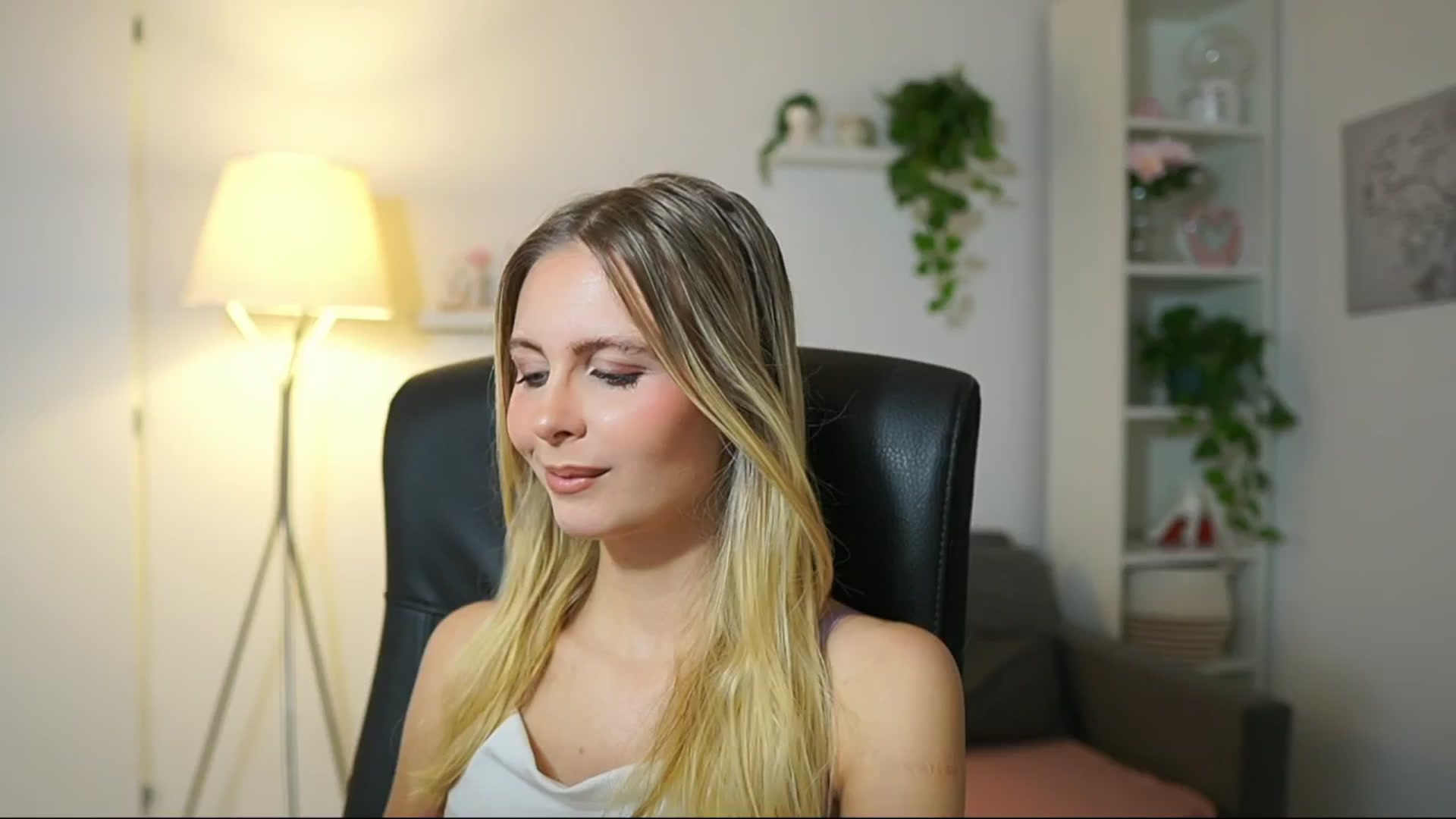 Gallery image thumbnail from Catecrago_'s myfreecams stream on, 09/24/2025, 09:14 image 9 of 20