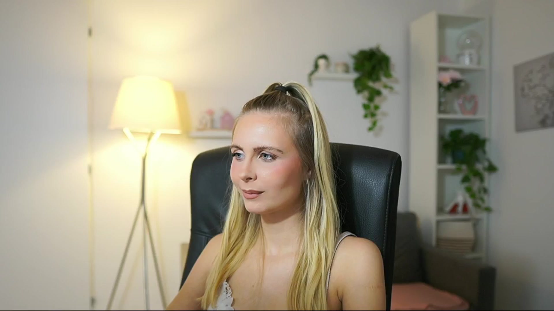 Gallery image thumbnail from Catecrago_'s myfreecams stream on, 09/25/2025, 11:12 image 17 of 20