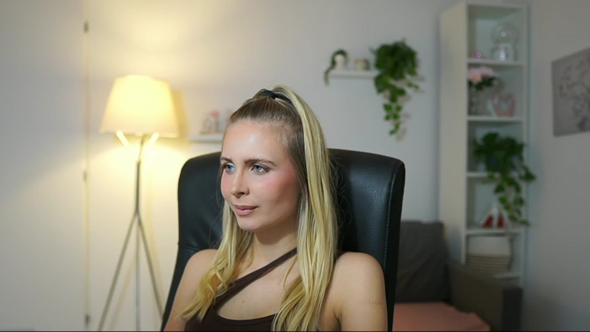 Gallery image thumbnail from Catecrago_'s myfreecams stream on, 09/27/2025, 10:05 image 9 of 20