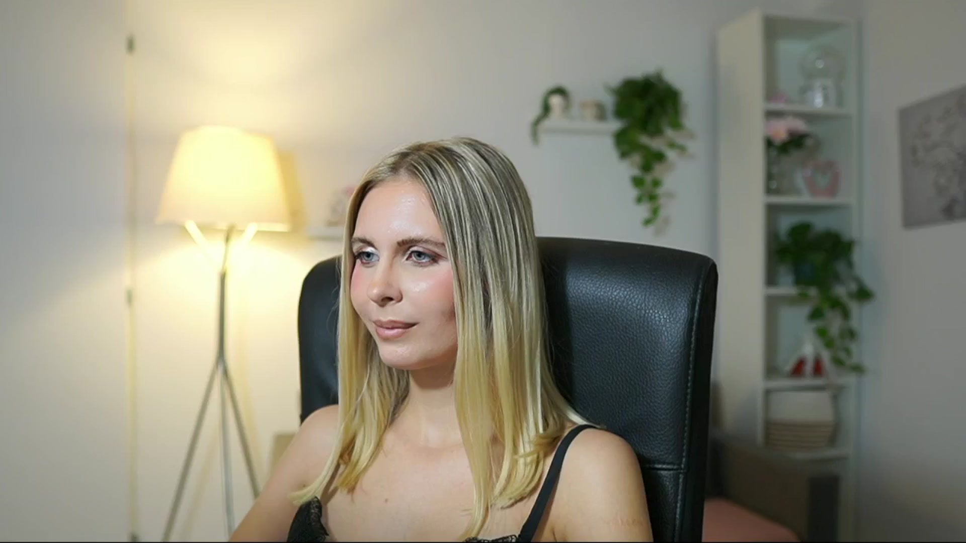 Gallery image thumbnail from Catecrago_'s myfreecams stream on, 10/09/2025, 11:38 image 9 of 20