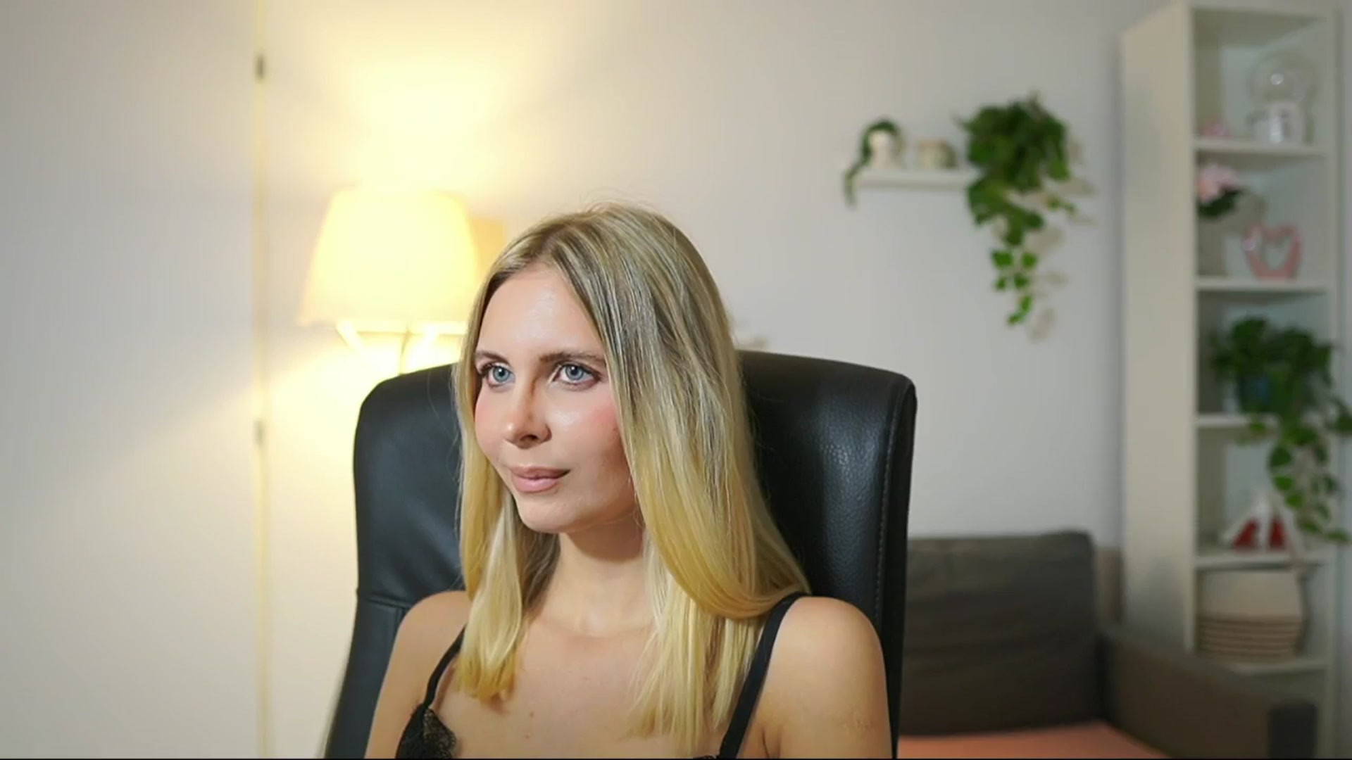 Gallery image thumbnail from Catecrago_'s myfreecams stream on, 10/13/2025, 16:21 image 6 of 20