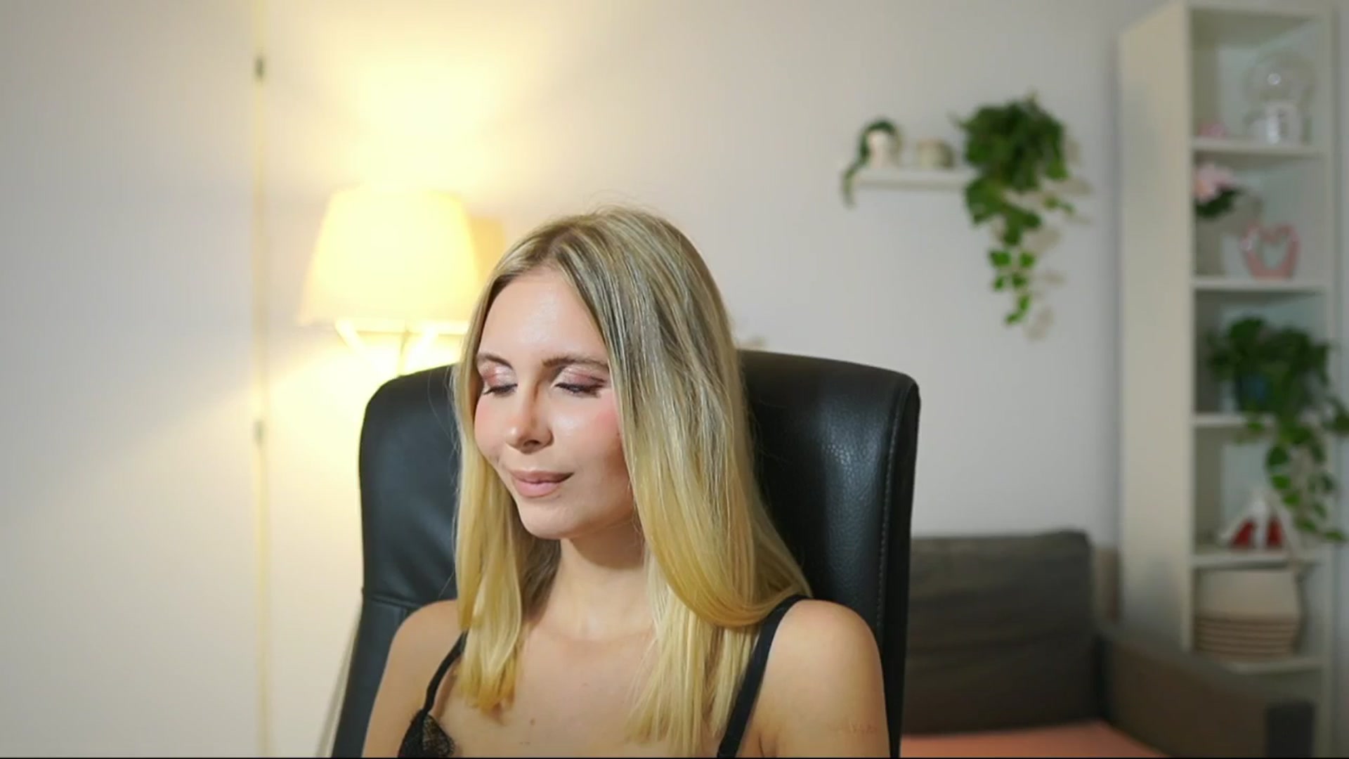 Gallery image thumbnail from Catecrago_'s myfreecams stream on, 10/13/2025, 16:21 image 7 of 20