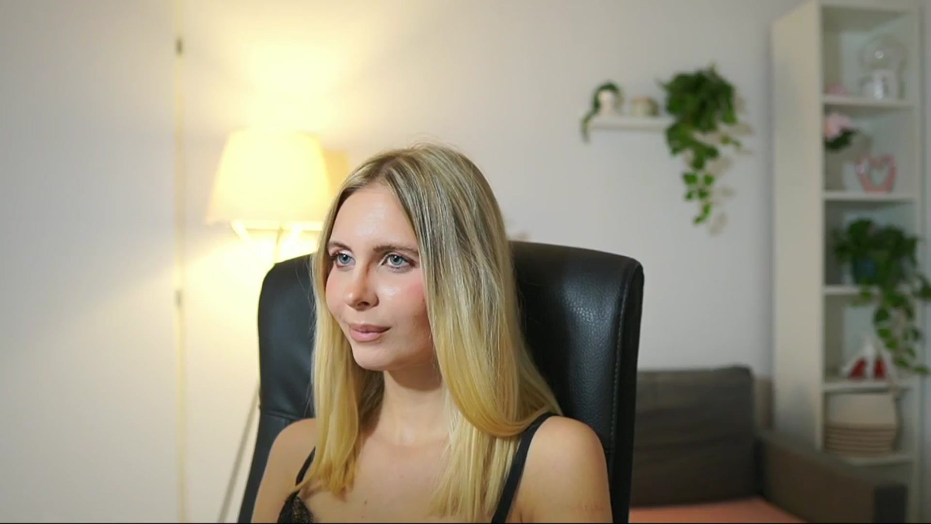 Gallery image thumbnail from Catecrago_'s myfreecams stream on, 10/13/2025, 16:21 image 8 of 20