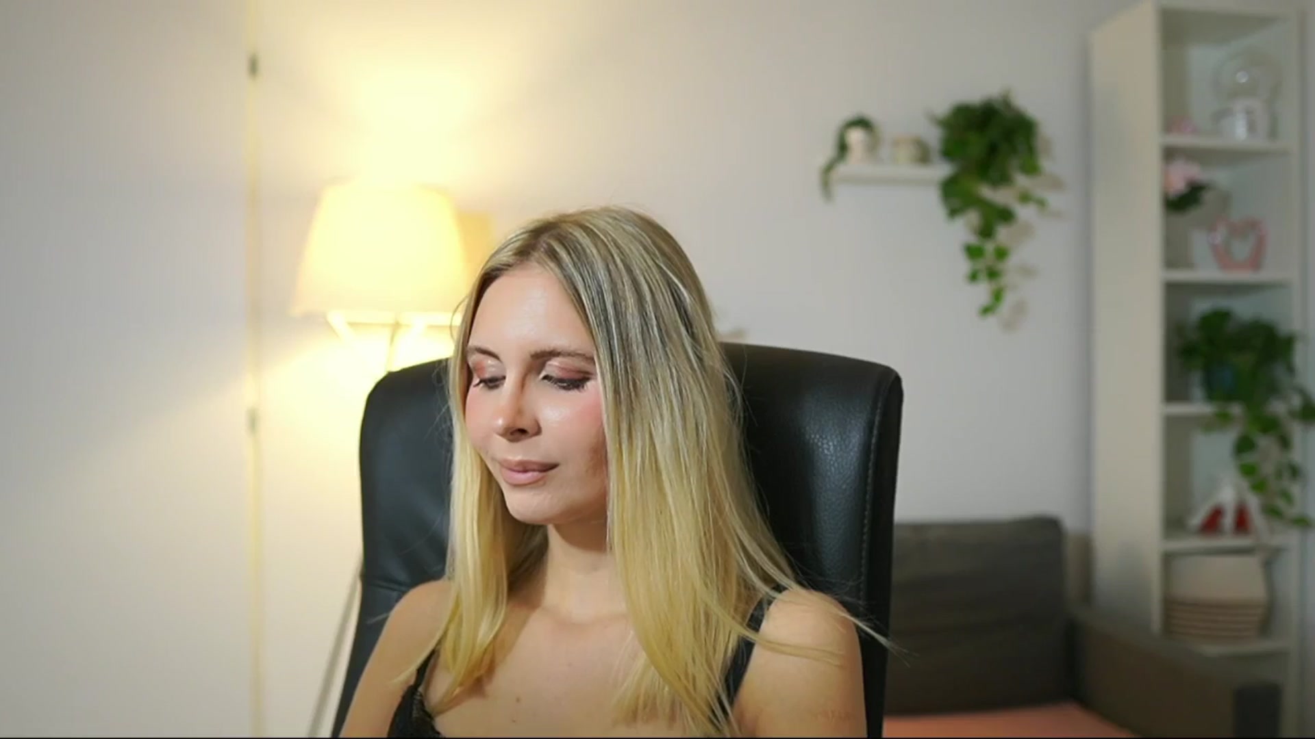 Gallery image thumbnail from Catecrago_'s myfreecams stream on, 10/13/2025, 16:21 image 9 of 20
