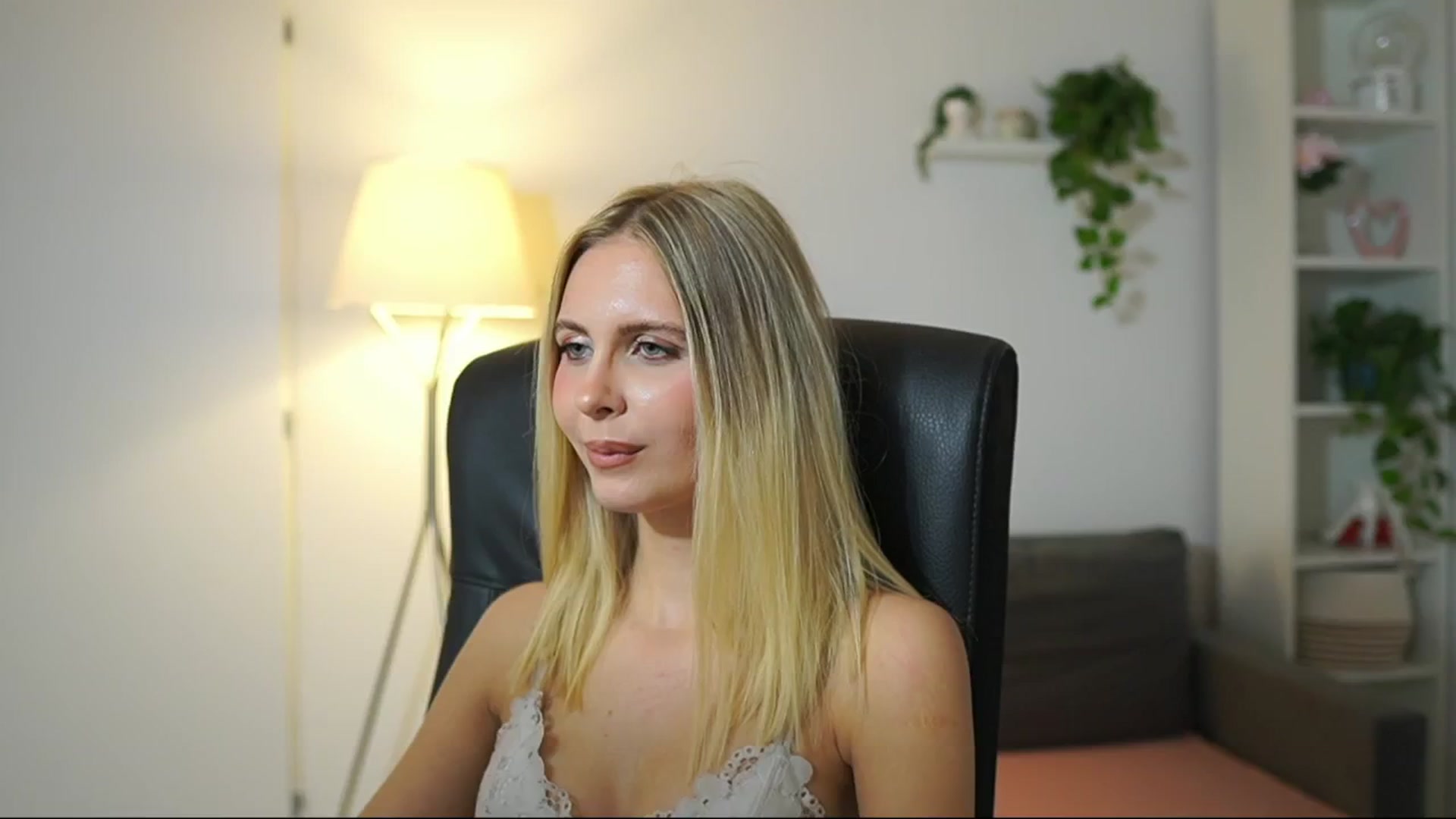 Gallery image thumbnail from Catecrago_'s myfreecams stream on, 10/14/2025, 12:50 image 2 of 20