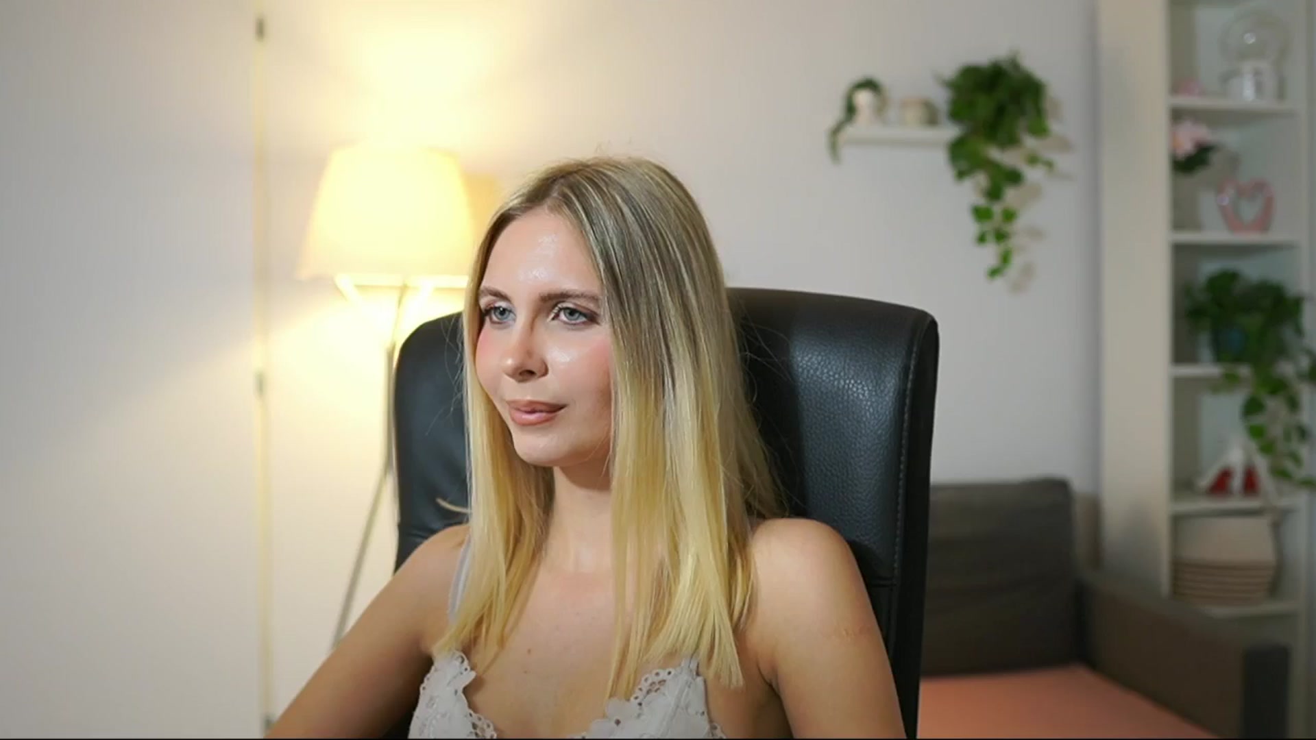 Gallery image thumbnail from Catecrago_'s myfreecams stream on, 10/14/2025, 12:50 image 9 of 20