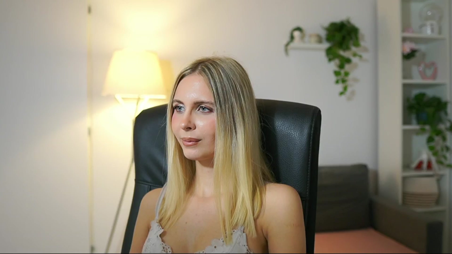 Gallery image thumbnail from Catecrago_'s myfreecams stream on, 10/14/2025, 12:50 image 15 of 20