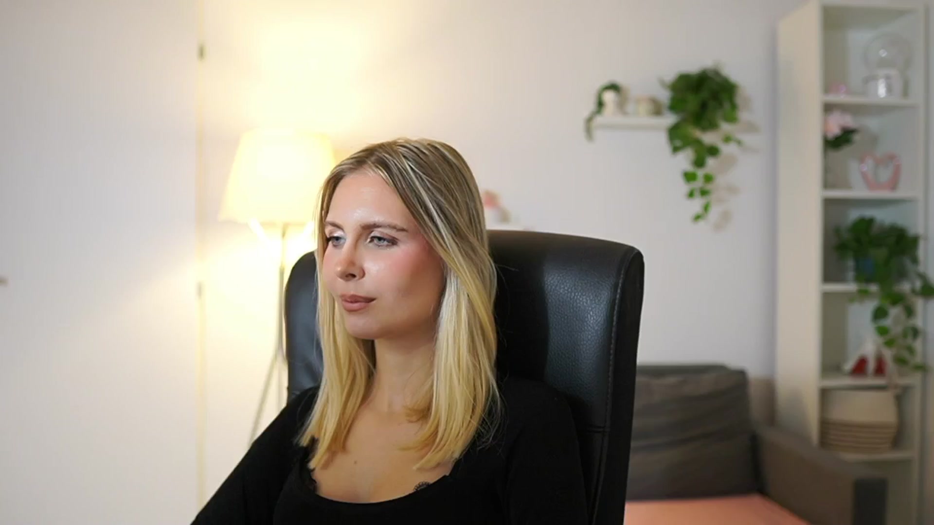 Gallery image thumbnail from Catecrago_'s myfreecams stream on, 10/17/2025, 13:02 image 13 of 20