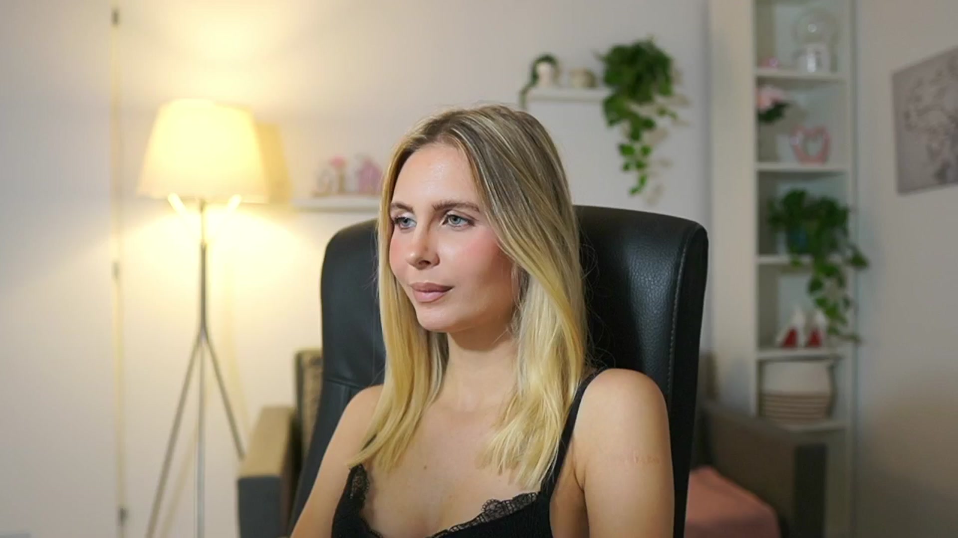 Gallery image thumbnail from Catecrago_'s myfreecams stream on, 11/07/2025, 11:32 image 17 of 20