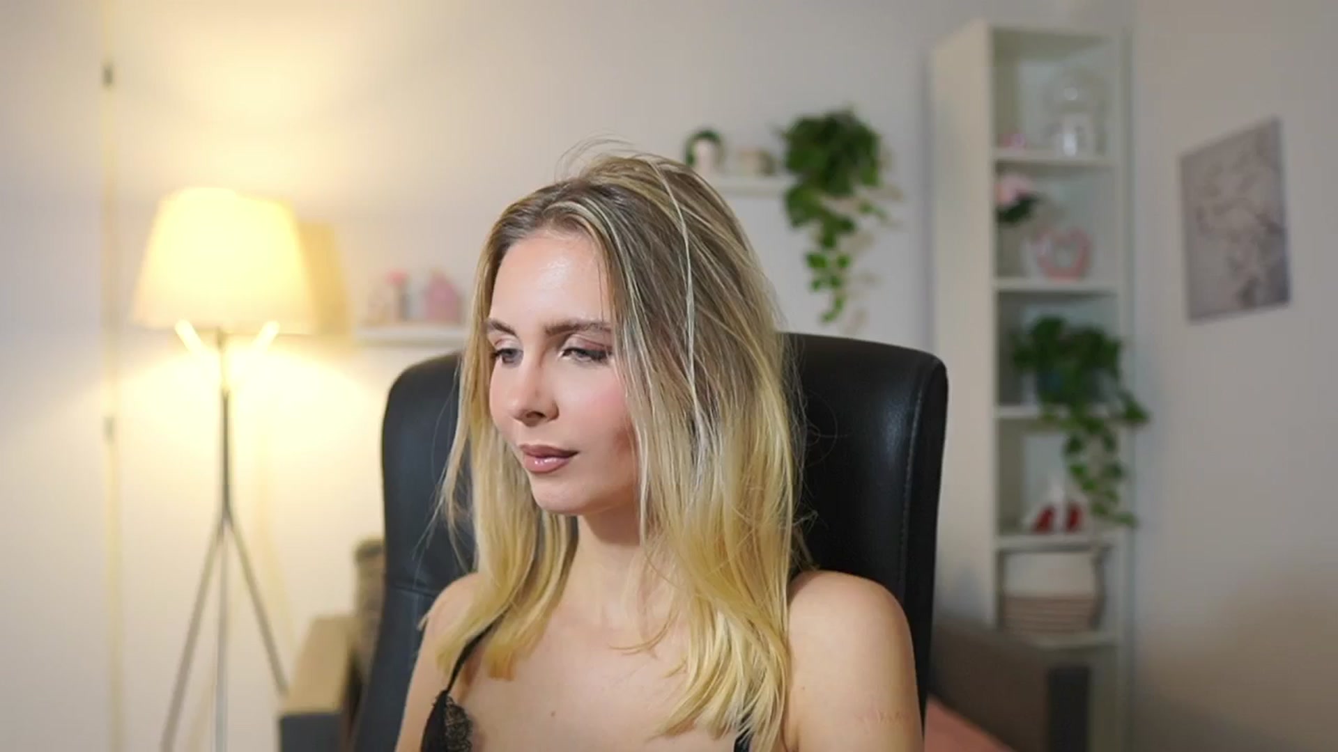 Gallery image thumbnail from Catecrago_'s myfreecams stream on, 11/13/2025, 11:25 image 7 of 20