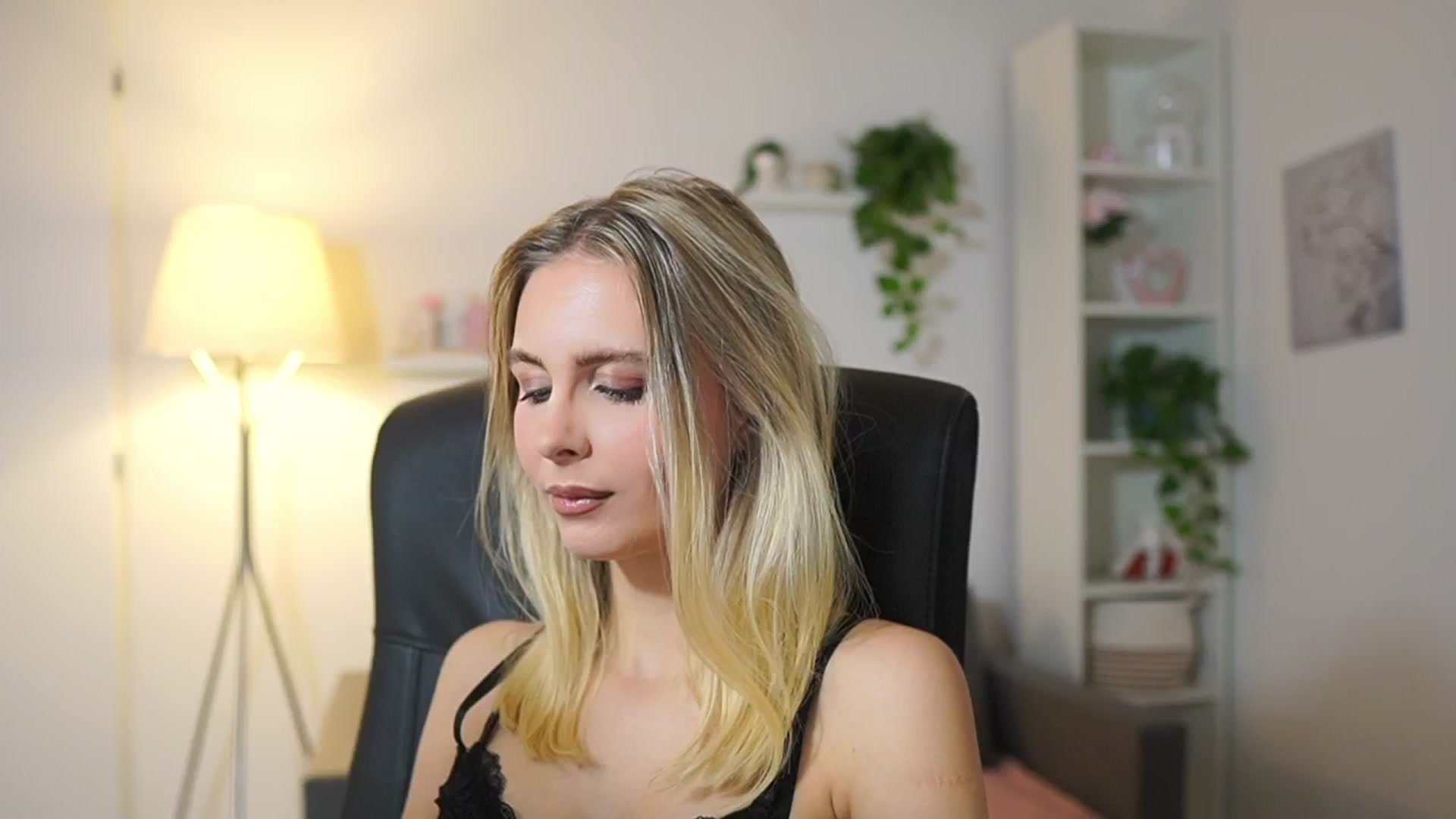 Gallery image thumbnail from Catecrago_'s myfreecams stream on, 11/13/2025, 11:25 image 5 of 20