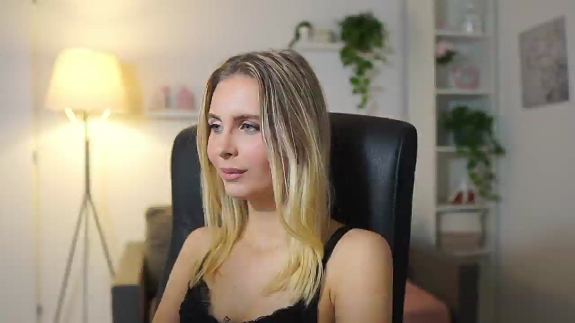 Gallery image thumbnail from Catecrago_'s myfreecams stream on, 11/13/2025, 12:23 image 7 of 20