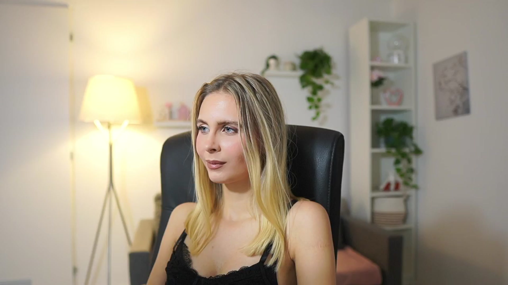 Gallery image thumbnail from Catecrago_'s myfreecams stream on, 11/13/2025, 13:51 image 14 of 20