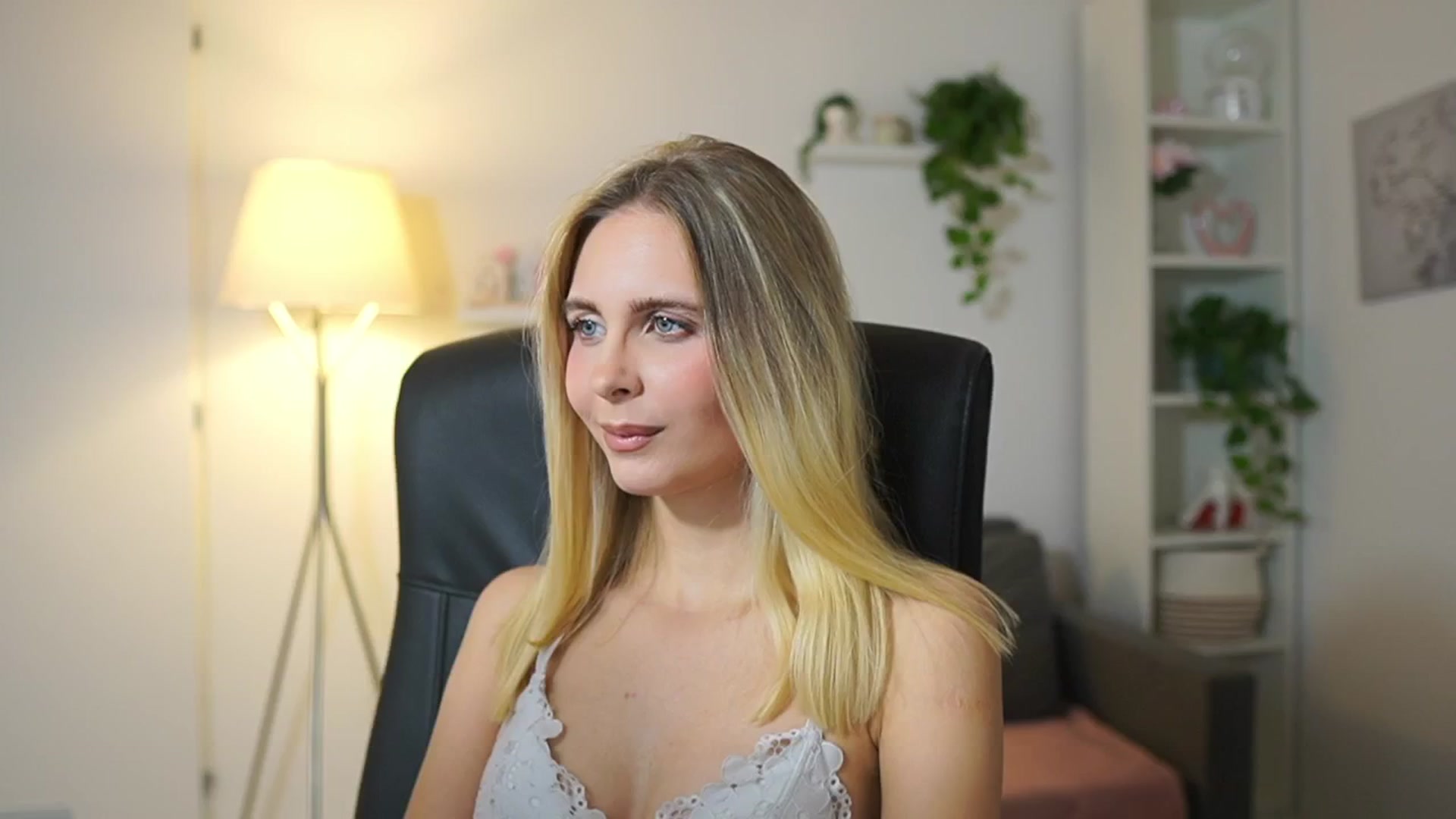 Gallery image thumbnail from Catecrago_'s myfreecams stream on, 11/17/2025, 18:55 image 16 of 20