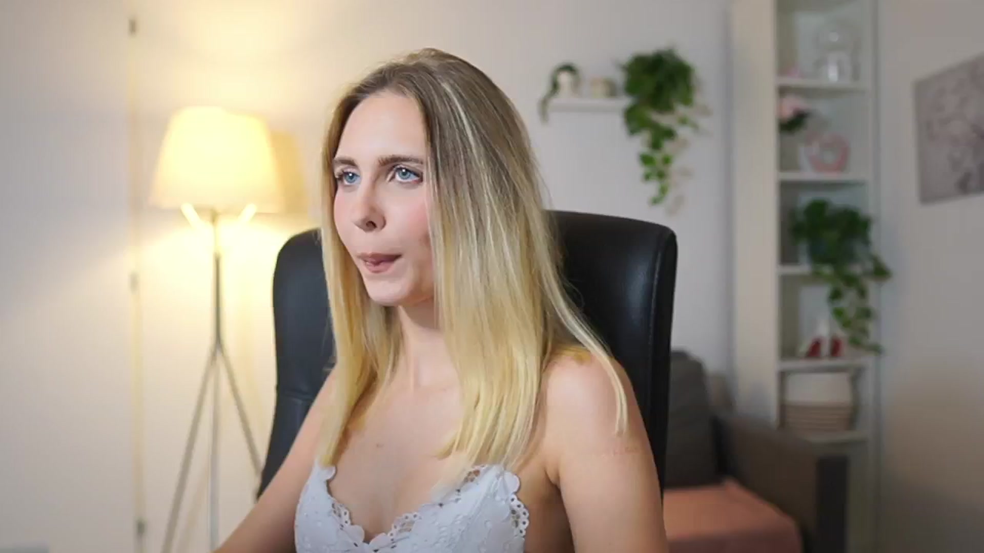 Gallery image thumbnail from Catecrago_'s myfreecams stream on, 11/17/2025, 18:55 image 15 of 20