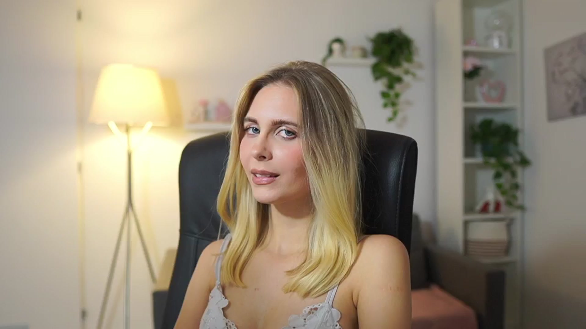 Gallery image thumbnail from Catecrago_'s myfreecams stream on, 11/17/2025, 18:55 image 20 of 20