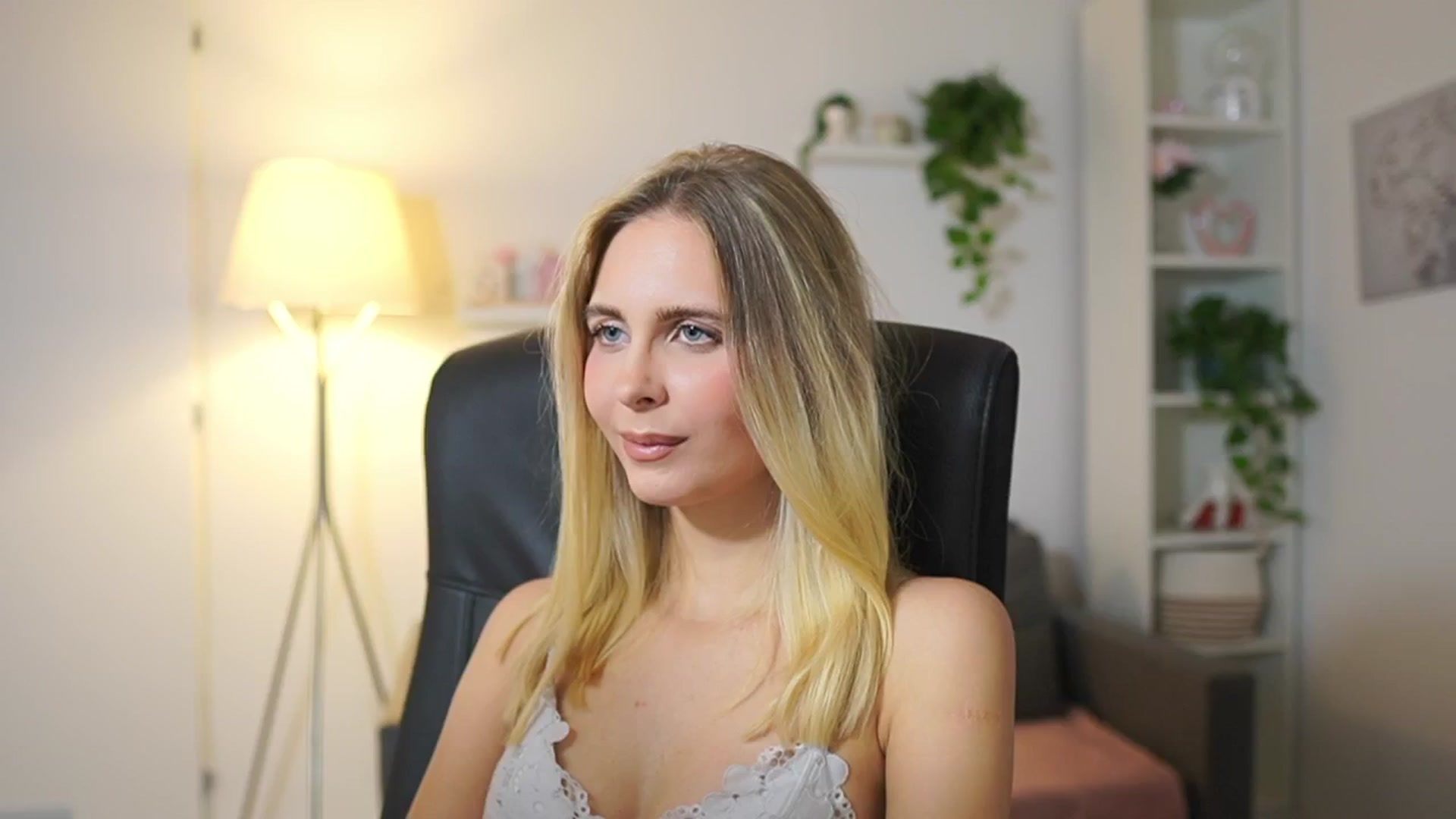 Gallery image thumbnail from Catecrago_'s myfreecams stream on, 11/17/2025, 18:55 image 18 of 20