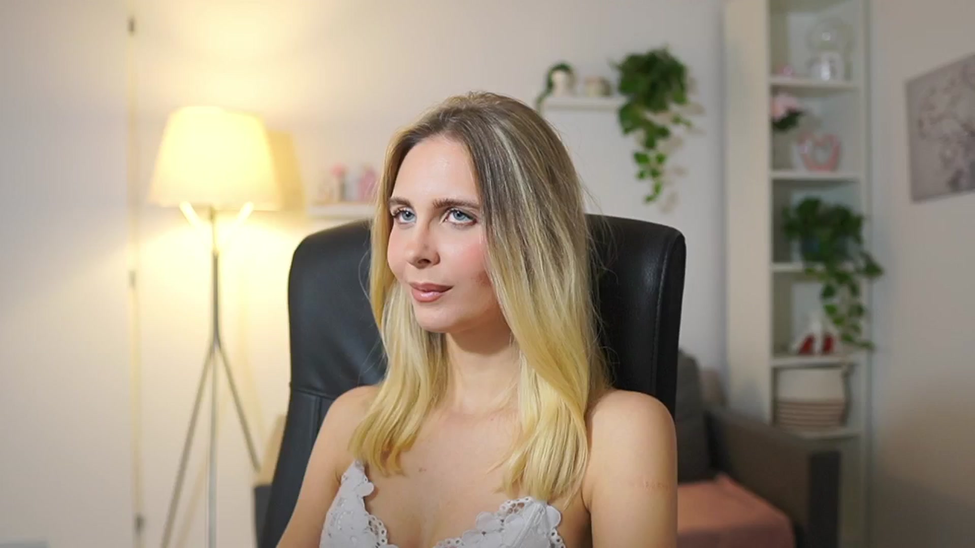 Gallery image thumbnail from Catecrago_'s myfreecams stream on, 11/17/2025, 18:55 image 19 of 20