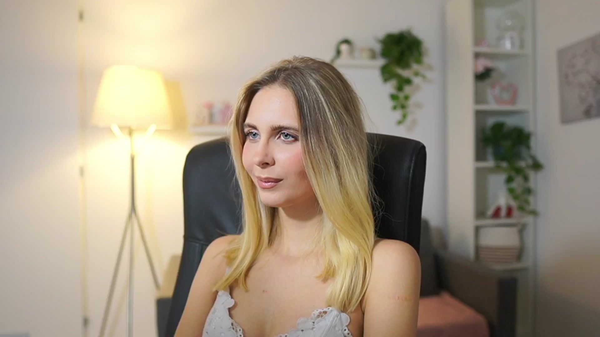 Gallery image thumbnail from Catecrago_'s myfreecams stream on, 11/17/2025, 18:55 image 17 of 20